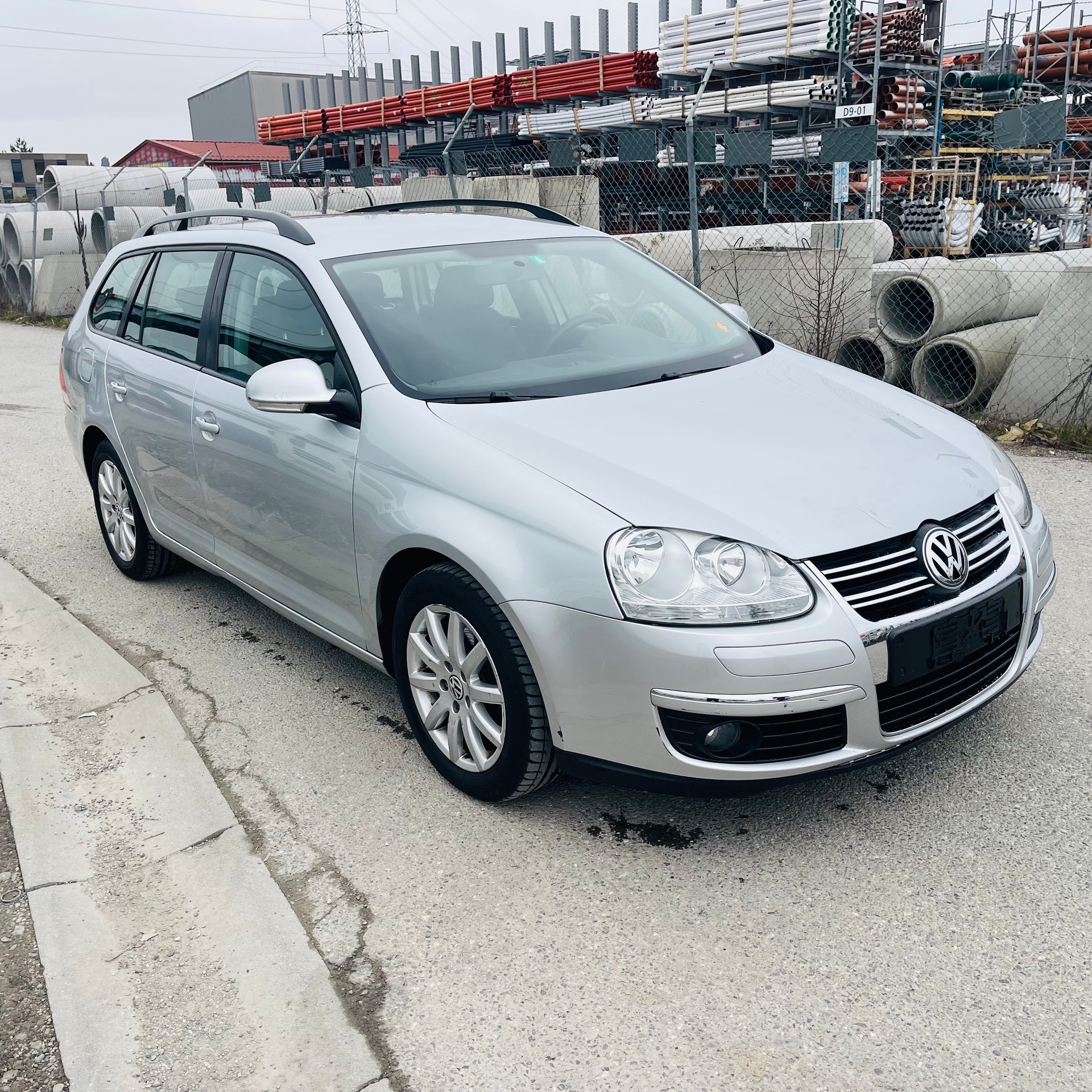 VW Golf Variant 1.9 TDI Comfortline 4Motion-image-2