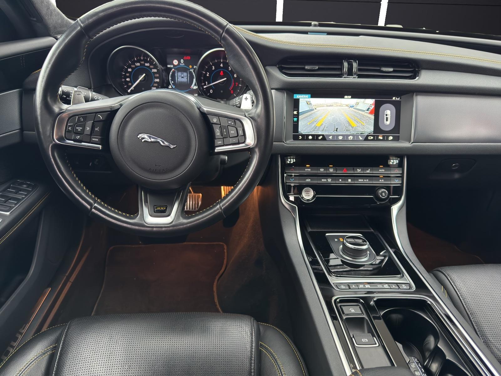 JAGUAR XF Sportbrake 2.0 T 300 Sport AWD-image-13