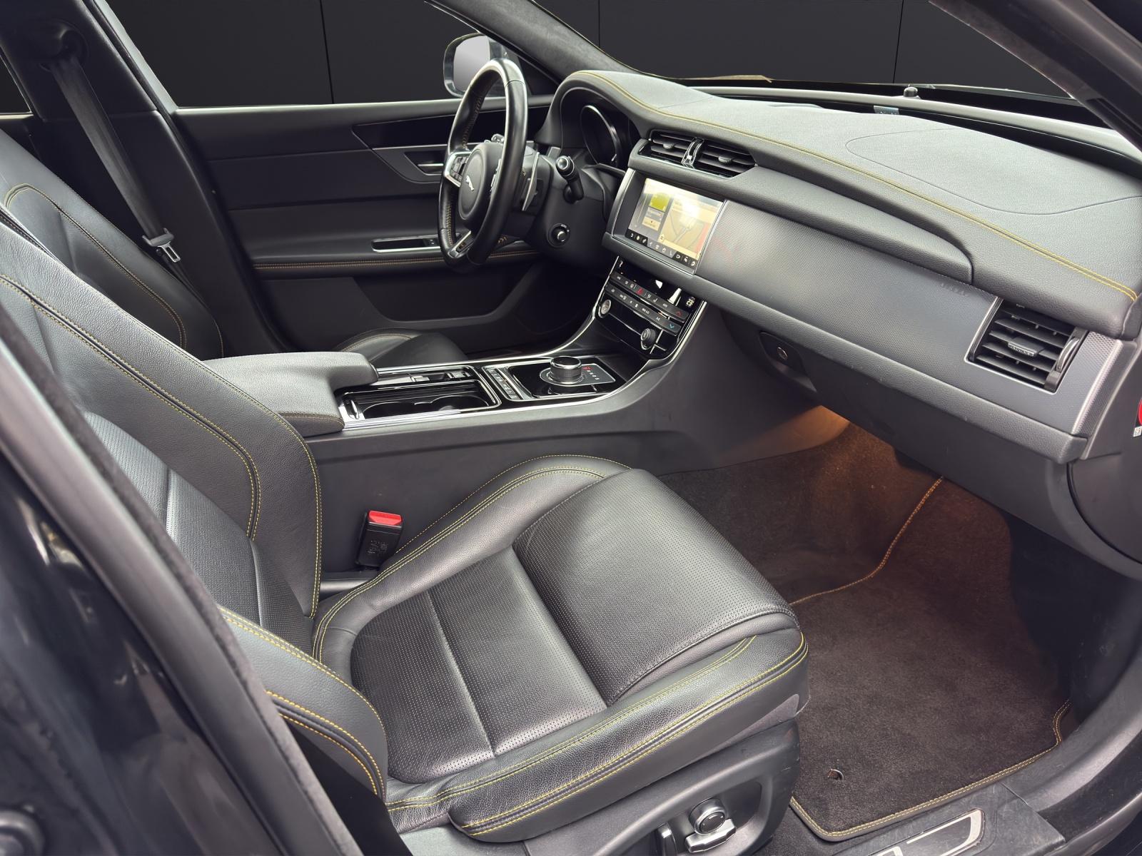 JAGUAR XF Sportbrake 2.0 T 300 Sport AWD-image-18