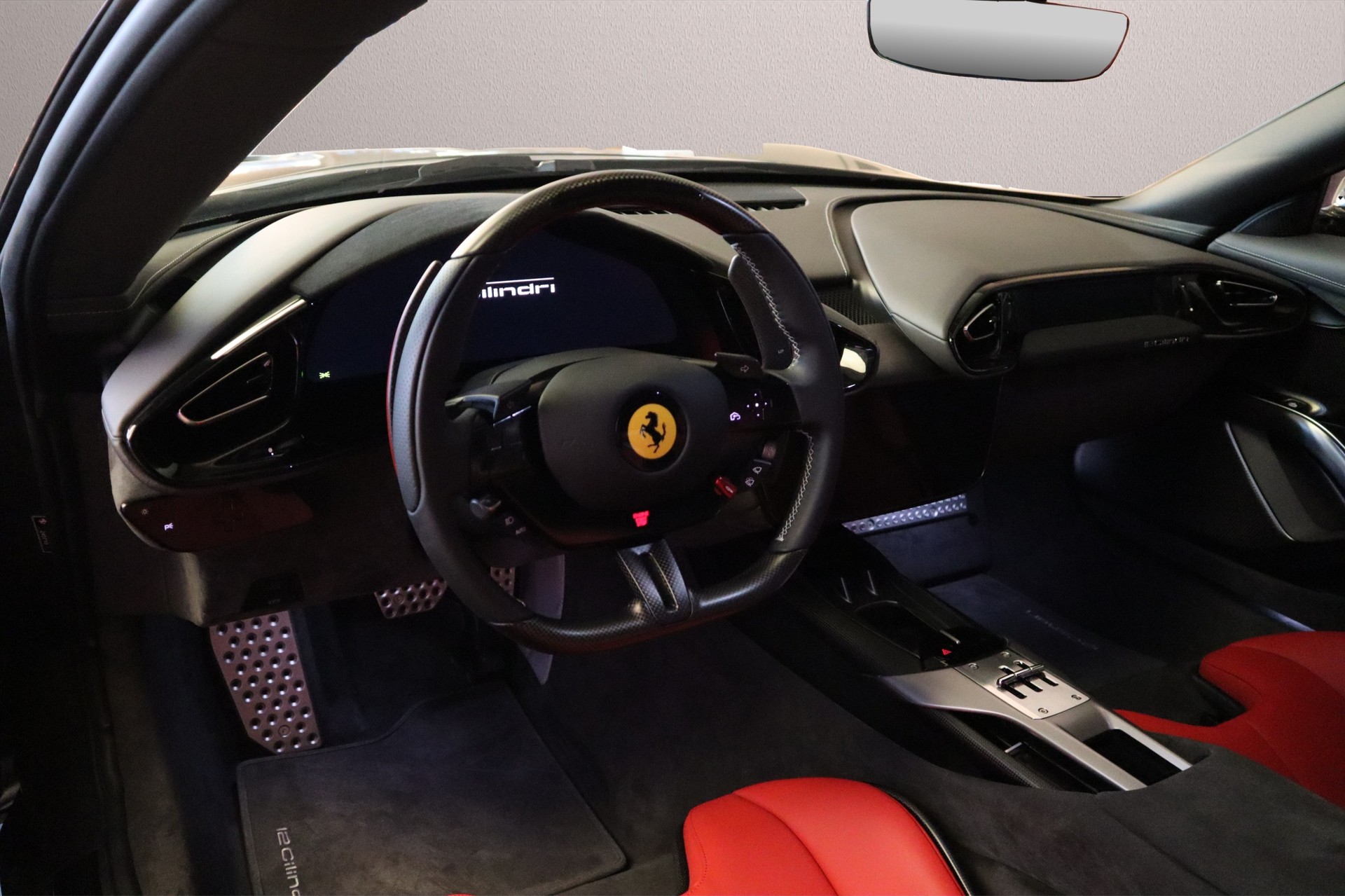 FERRARI 12 Cilindri-showroom-element-2