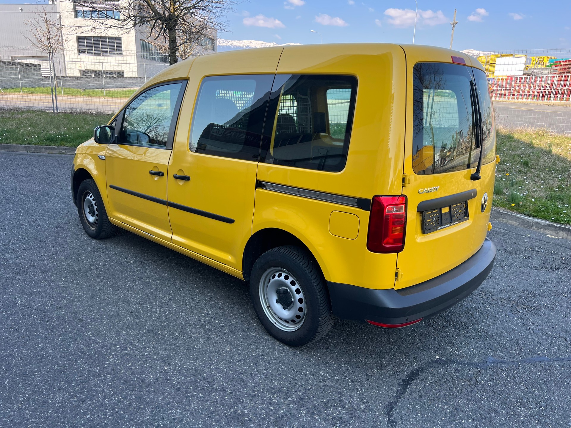 VW Caddy 2.0TDI 4Motion BlueMotion Technology-image-3