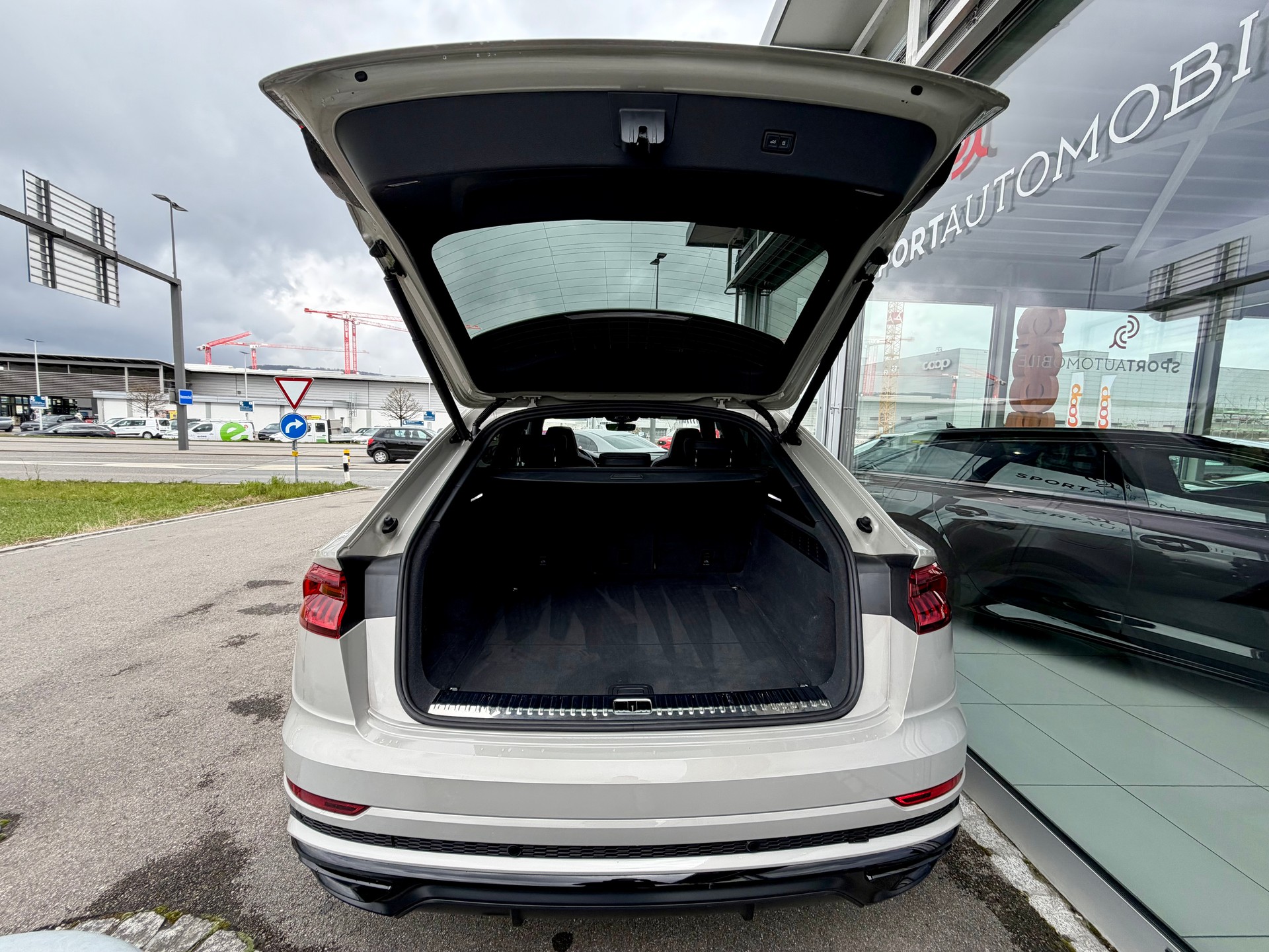 AUDI Q8 50 TDI quattro tiptronic *vikunjabeige metallic - 23 Zoll - Adaptive air suspension sport*-image-10