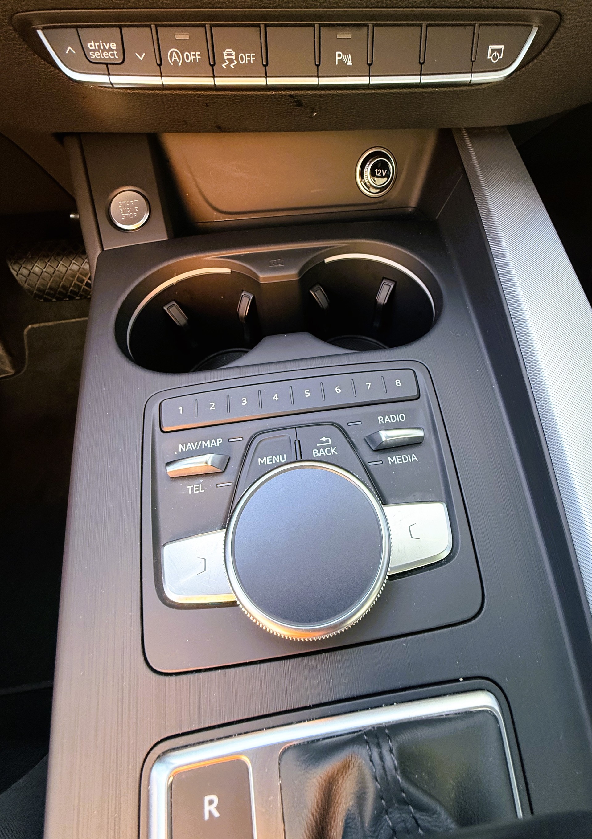 AUDI A4 Limousine 2.0 TDI Design S-tronic-image-19