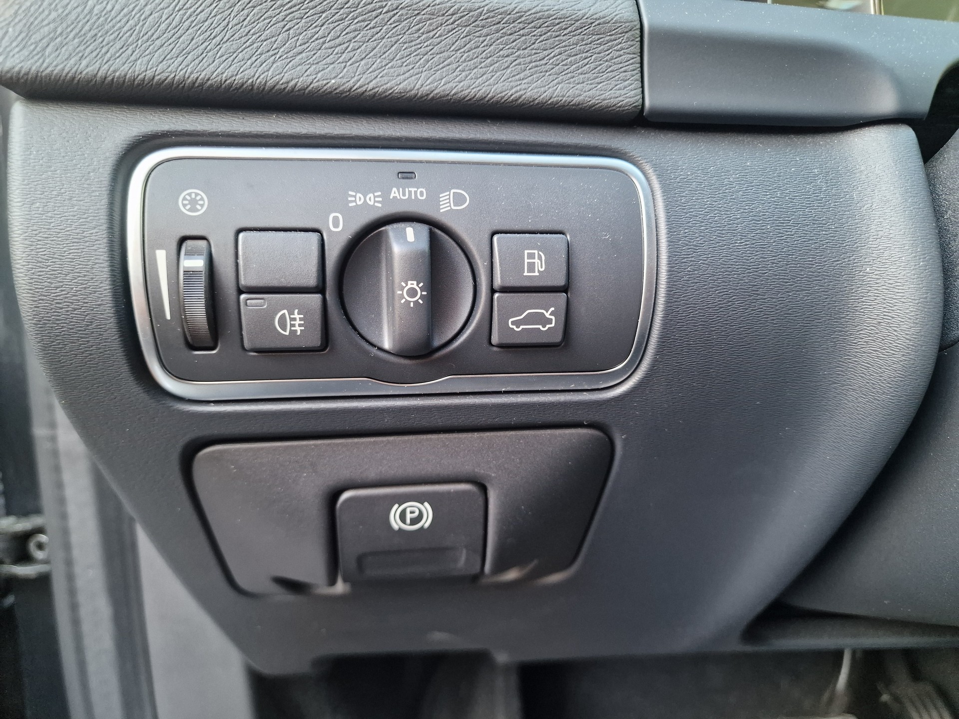 VOLVO V60 D6 AWD Plug-in Hybrid Summum Geartronic 1.Hand MFK Neu 24Mt Gara-image-24