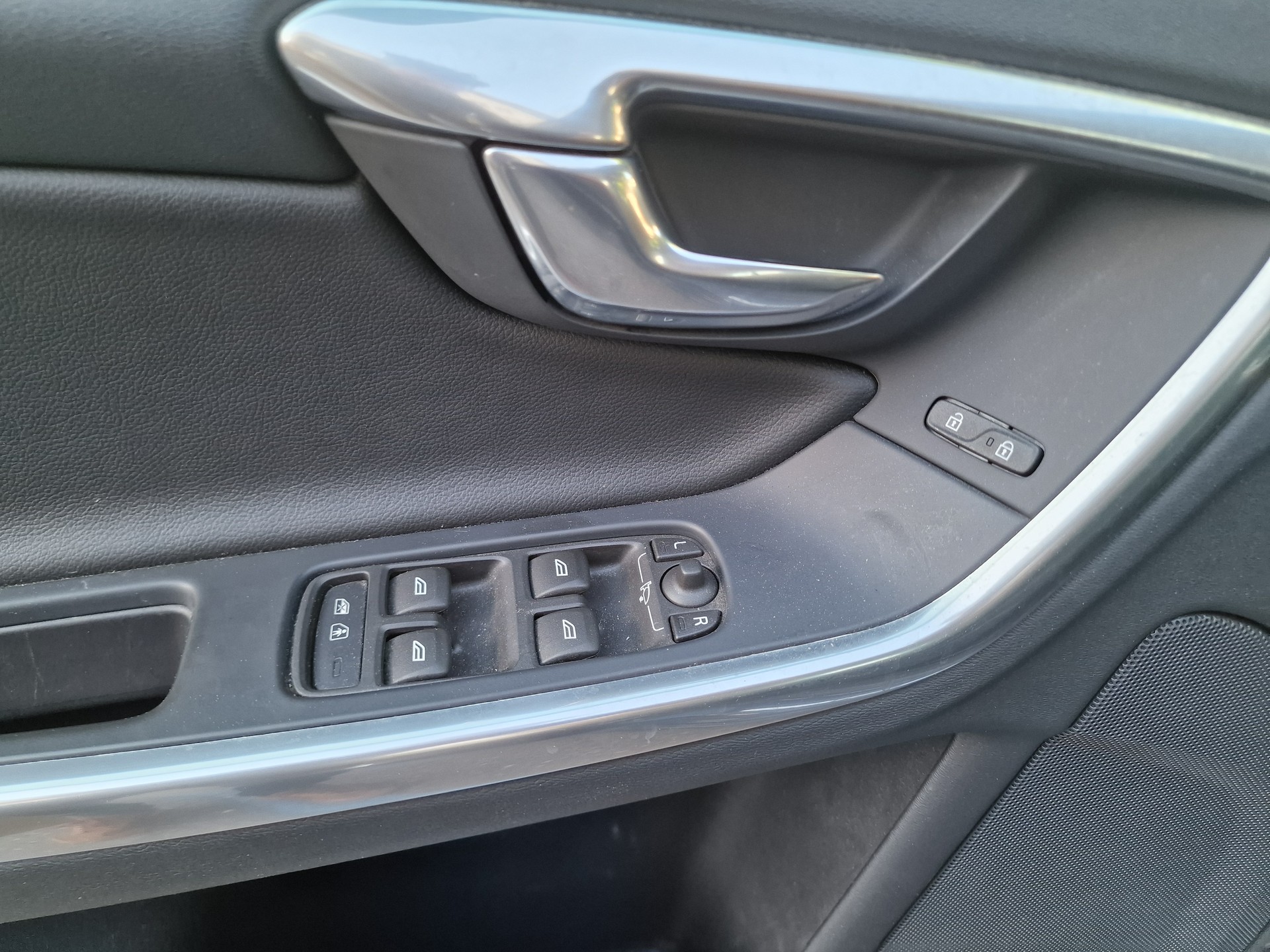 VOLVO V60 D6 AWD Plug-in Hybrid Summum Geartronic 1.Hand MFK Neu 24Mt Gara-image-25