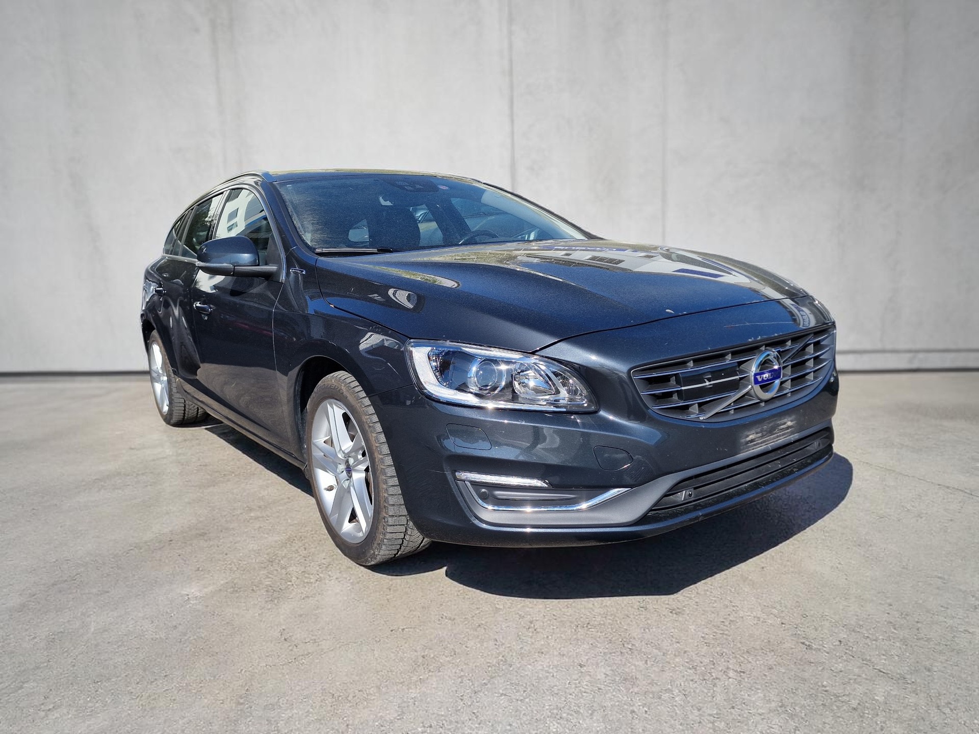 VOLVO V60 D6 AWD Plug-in Hybrid Summum Geartronic 1.Hand MFK Neu 24Mt Gara-showroom-element-3