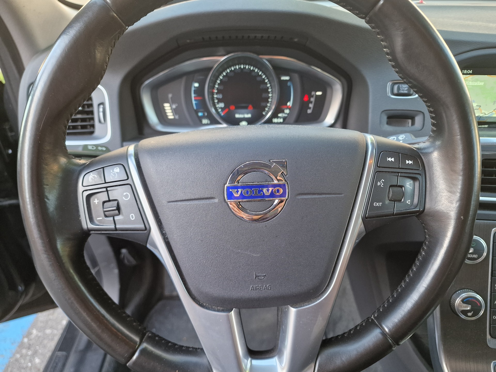 VOLVO V60 D6 AWD Plug-in Hybrid Summum Geartronic 1.Hand MFK Neu 24Mt Gara-image-15