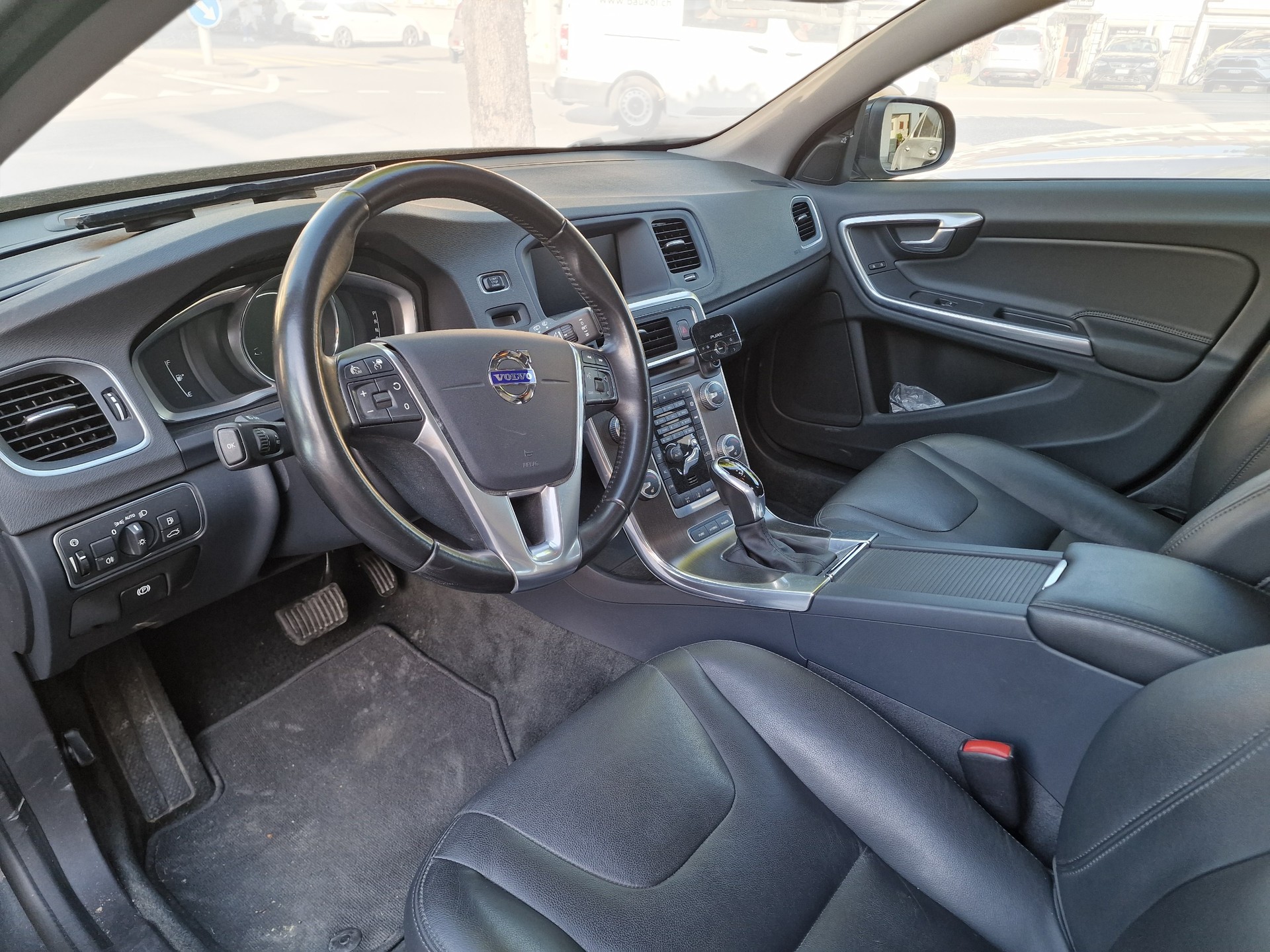 VOLVO V60 D6 AWD Plug-in Hybrid Summum Geartronic 1.Hand MFK Neu 24Mt Gara-image-8