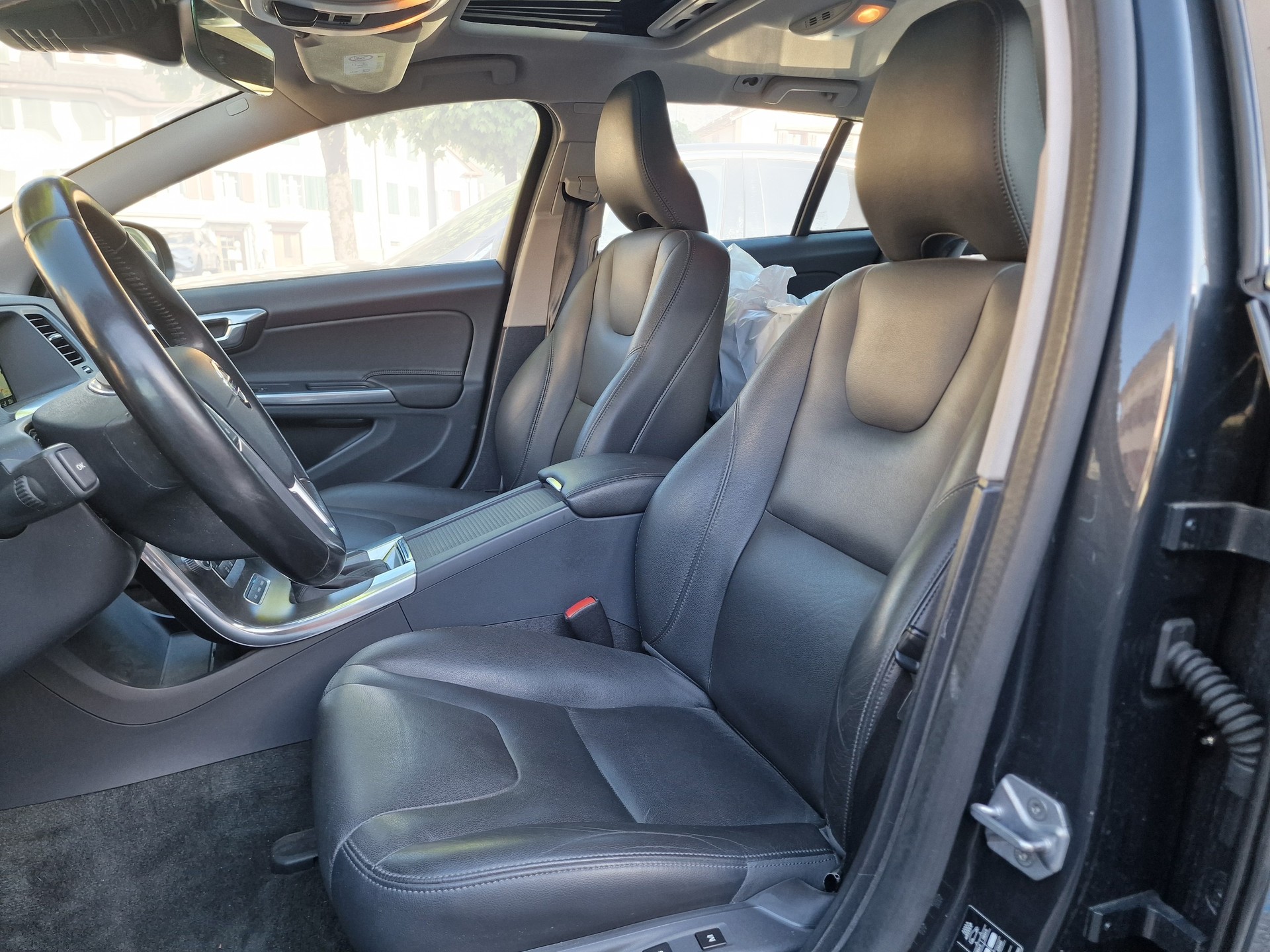 VOLVO V60 D6 AWD Plug-in Hybrid Summum Geartronic 1.Hand MFK Neu 24Mt Gara-image-10
