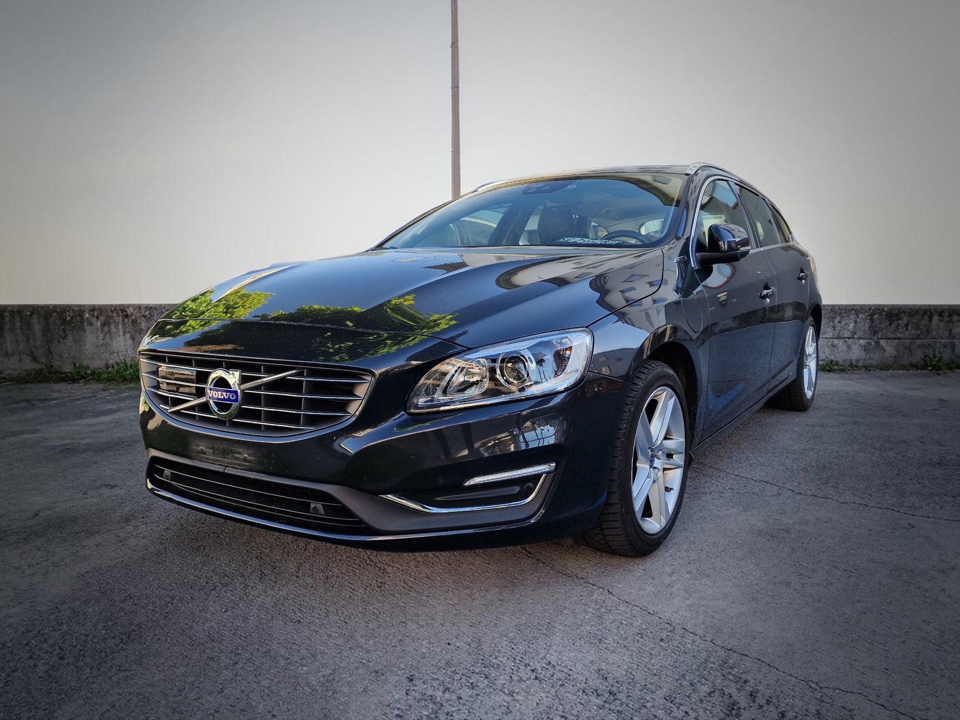 VOLVO V60 D6 AWD Plug-in Hybrid Summum Geartronic 1.Hand MFK Neu 24Mt Gara-showroom-element-1