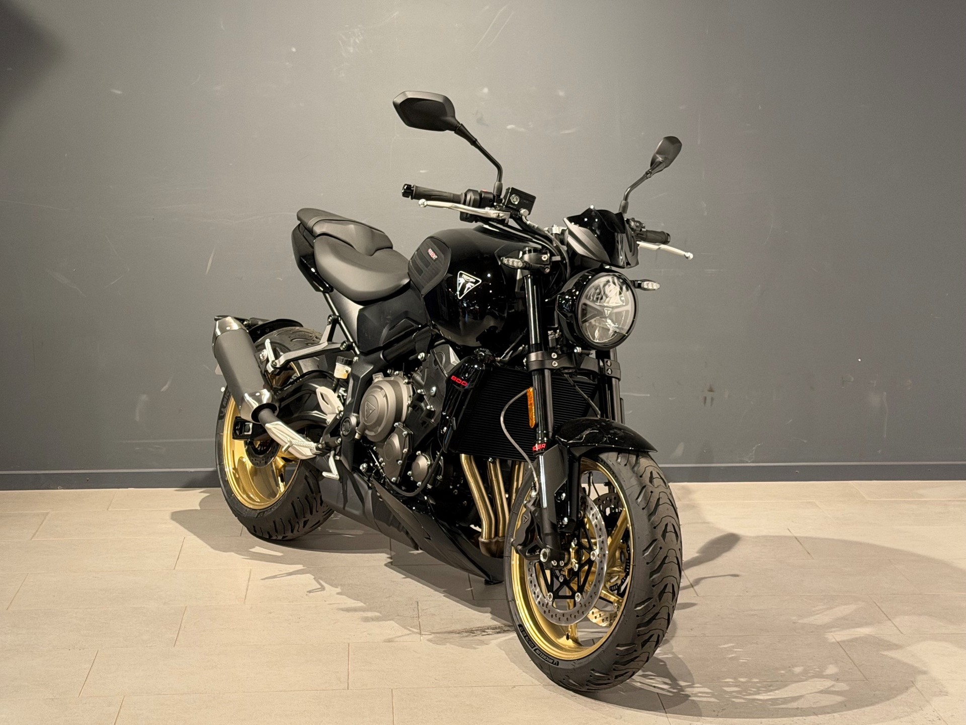 TRIUMPH Trident 800-image-1
