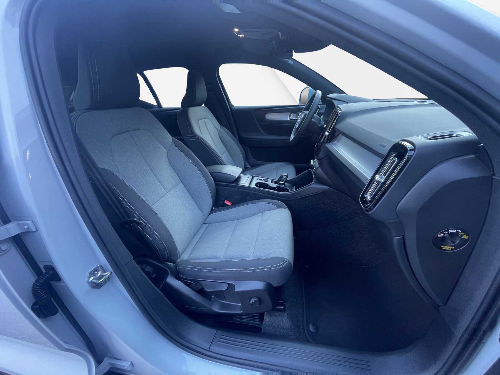 VOLVO XC40 2.0 B4 MH Momentum AWD-image-17