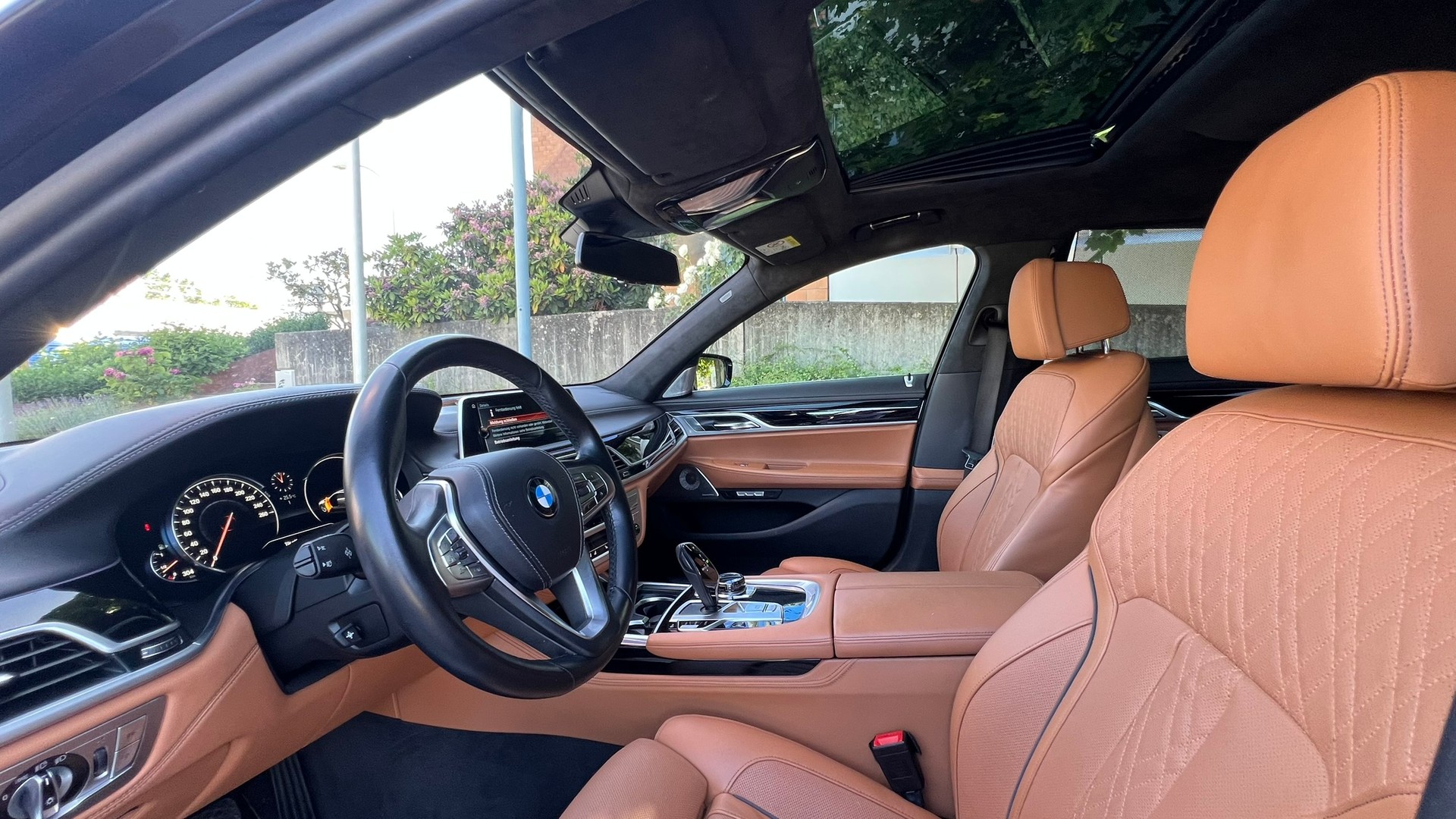 BMW 750i xDRIVE EXCELLENCE STEPTRONIC l 450 PS-image-24