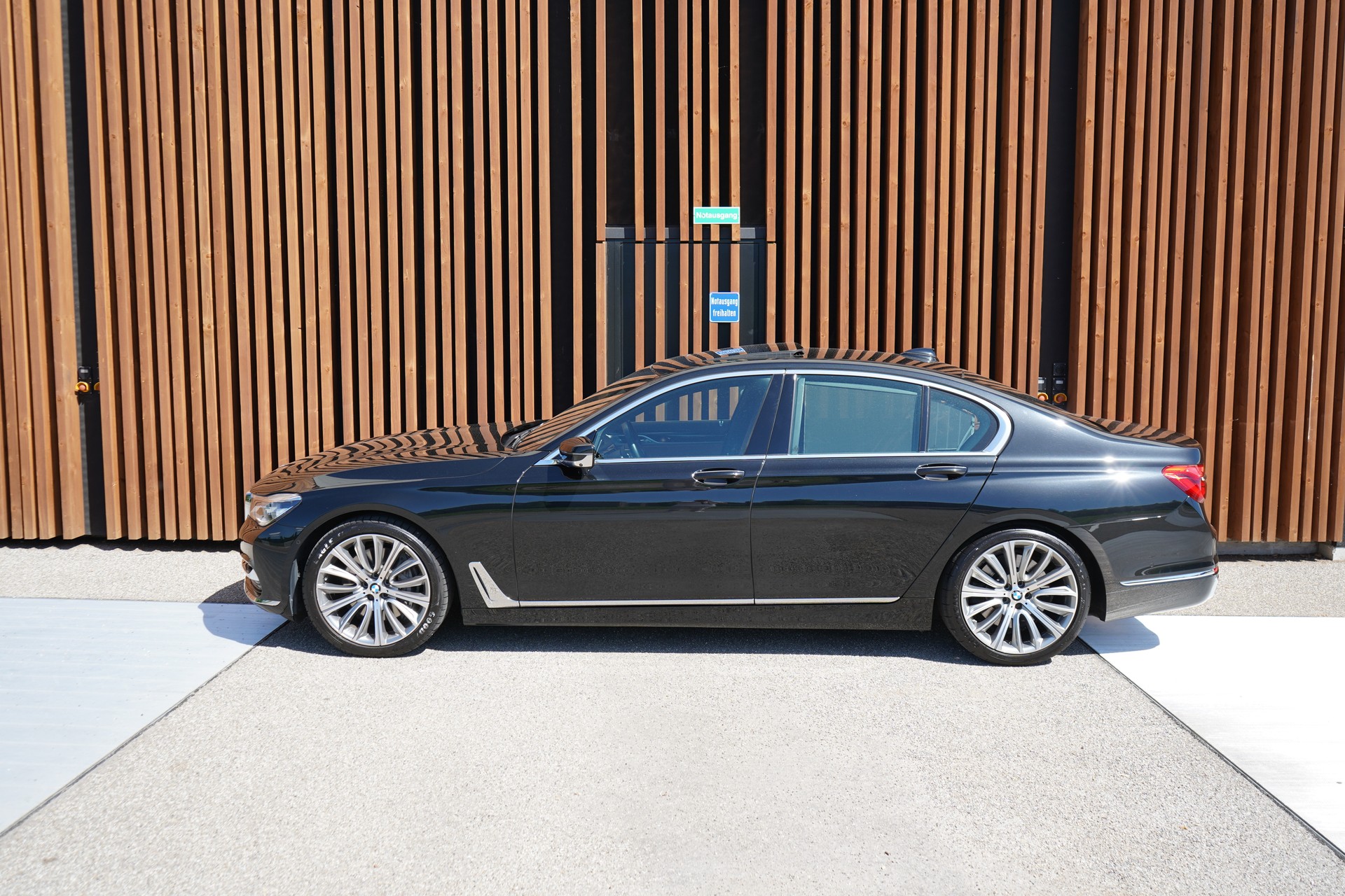 BMW 750i xDRIVE EXCELLENCE STEPTRONIC l 450 PS-image-3