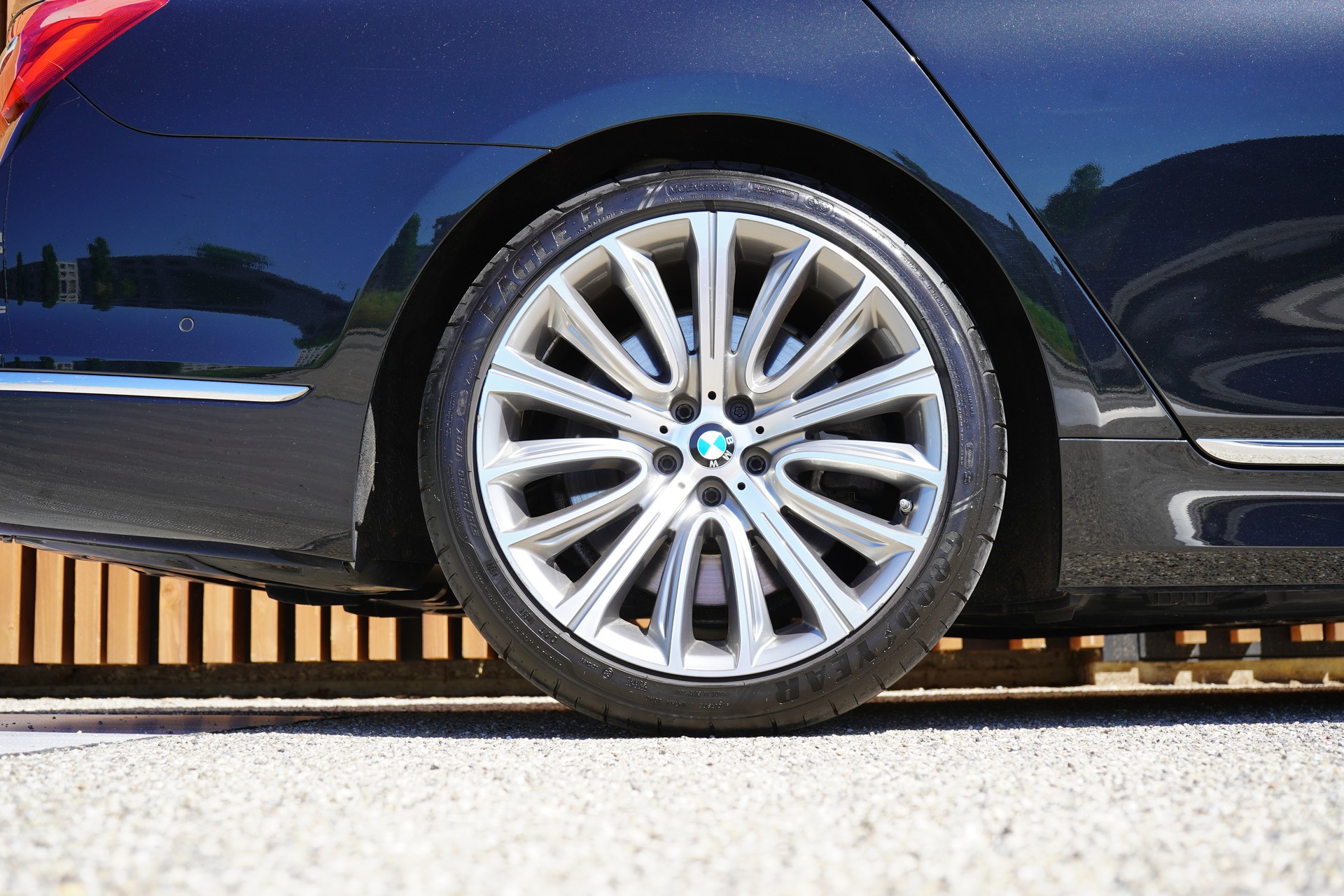BMW 750i xDRIVE EXCELLENCE STEPTRONIC l 450 PS-image-16