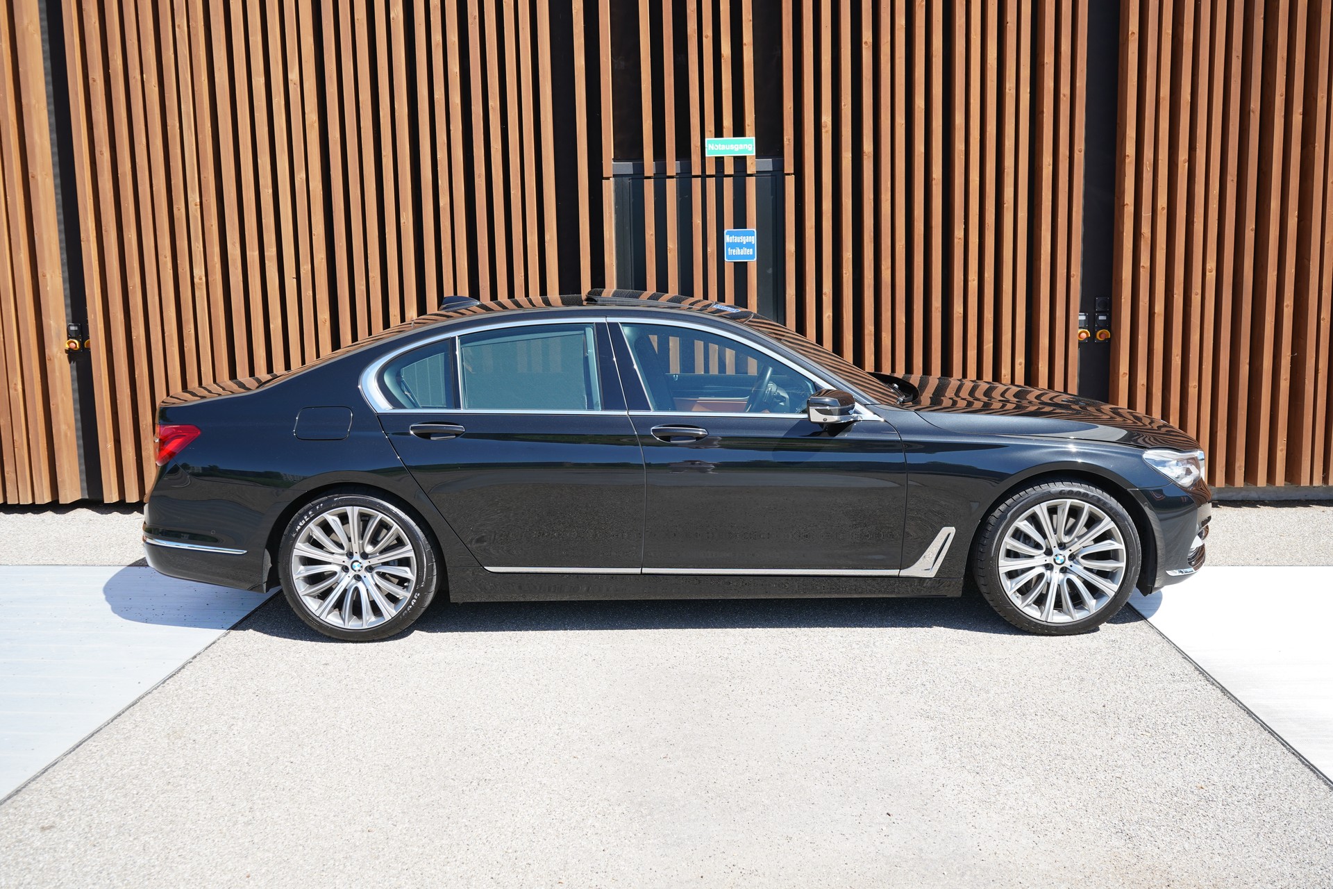 BMW 750i xDRIVE EXCELLENCE STEPTRONIC l 450 PS-image-2