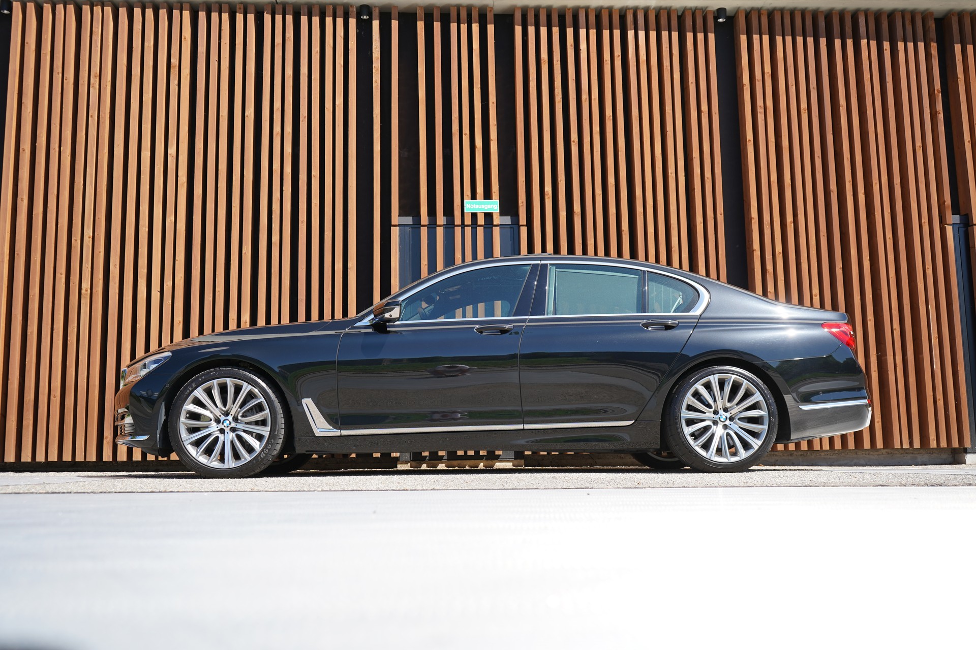 BMW 750i xDRIVE EXCELLENCE STEPTRONIC l 450 PS-image-1