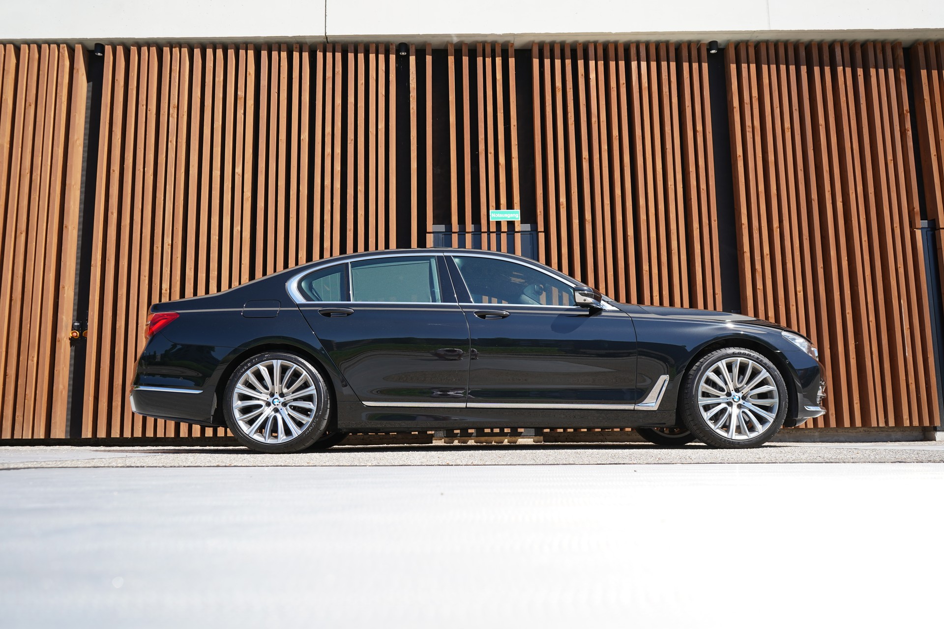 BMW 750i xDRIVE EXCELLENCE STEPTRONIC l 450 PS-image-0
