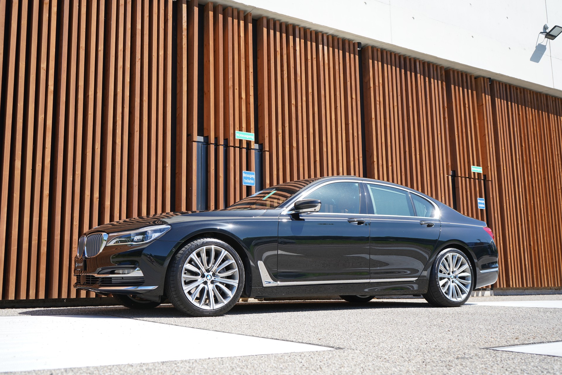 BMW 750i xDRIVE EXCELLENCE STEPTRONIC l 450 PS-image-6