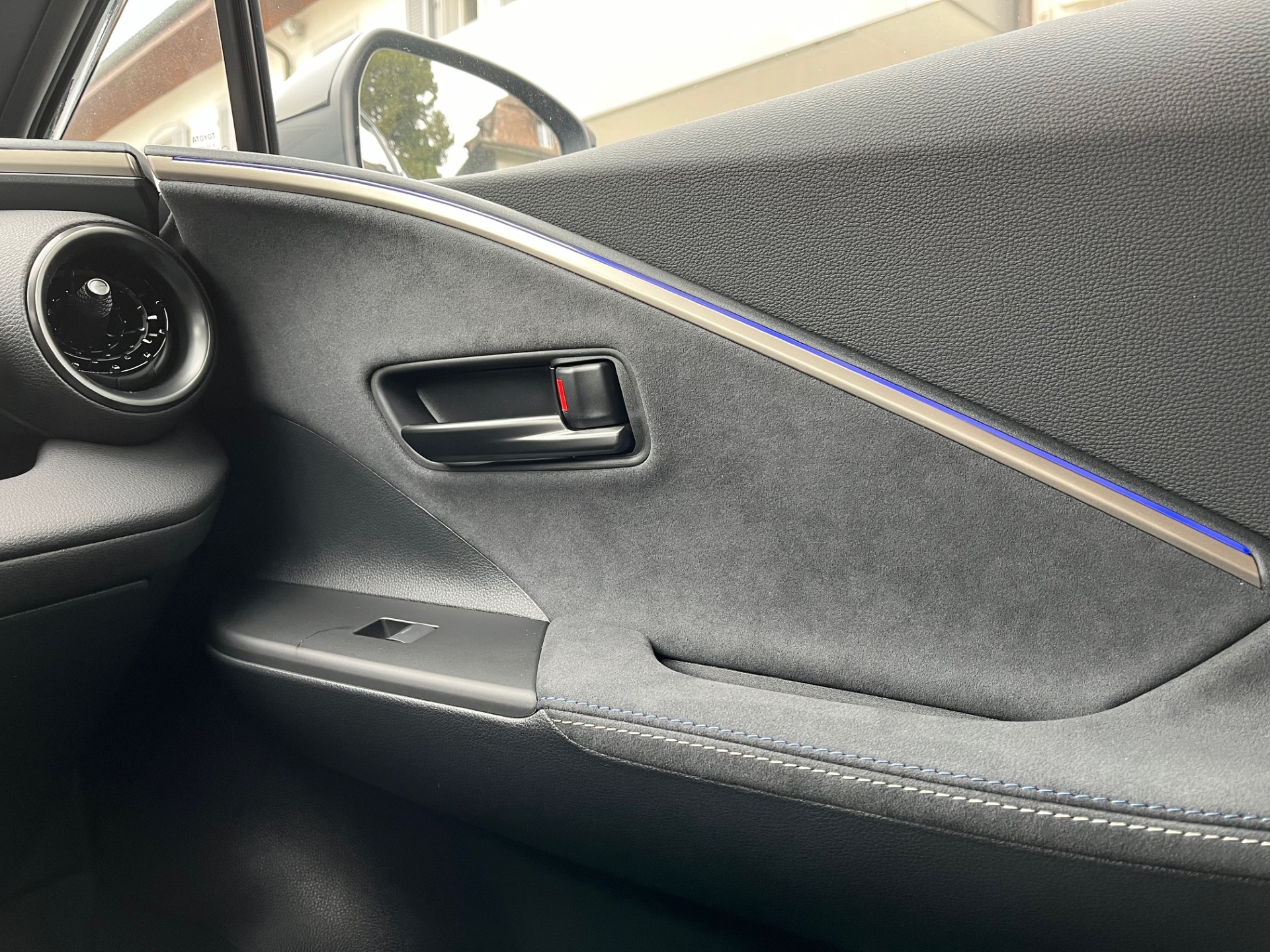 TOYOTA C-HR 2.0 HSD CVT Style 4WD-image-15