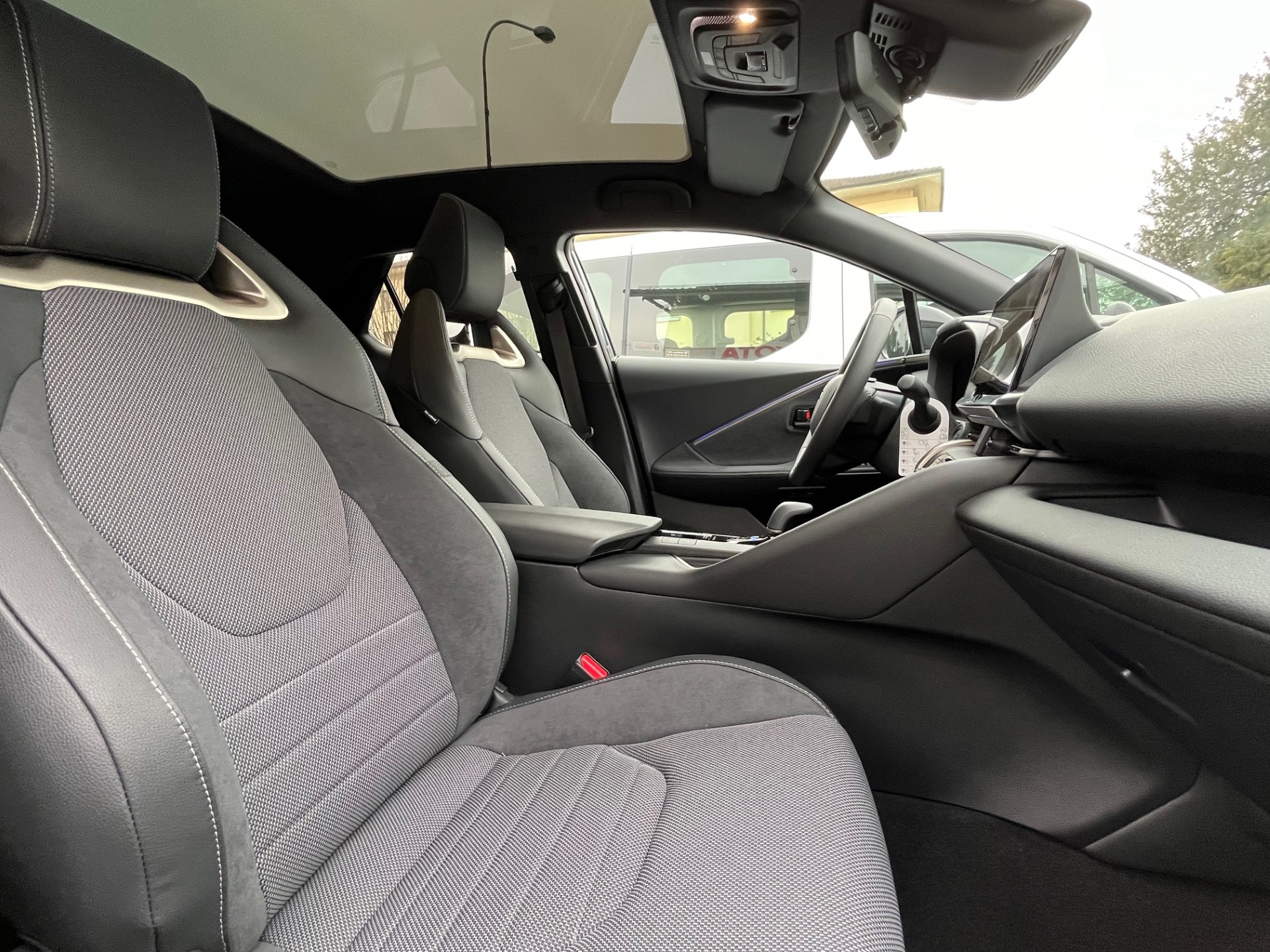 TOYOTA C-HR 2.0 HSD CVT Style 4WD-image-9