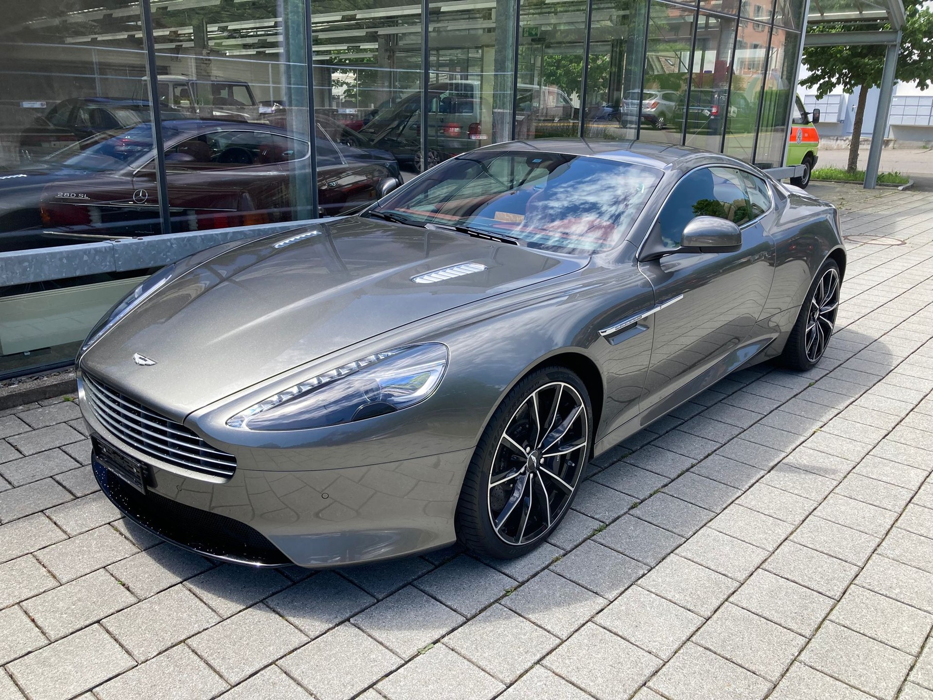 ASTON MARTIN DB9 GT Touchtronic 2-showroom-element-1