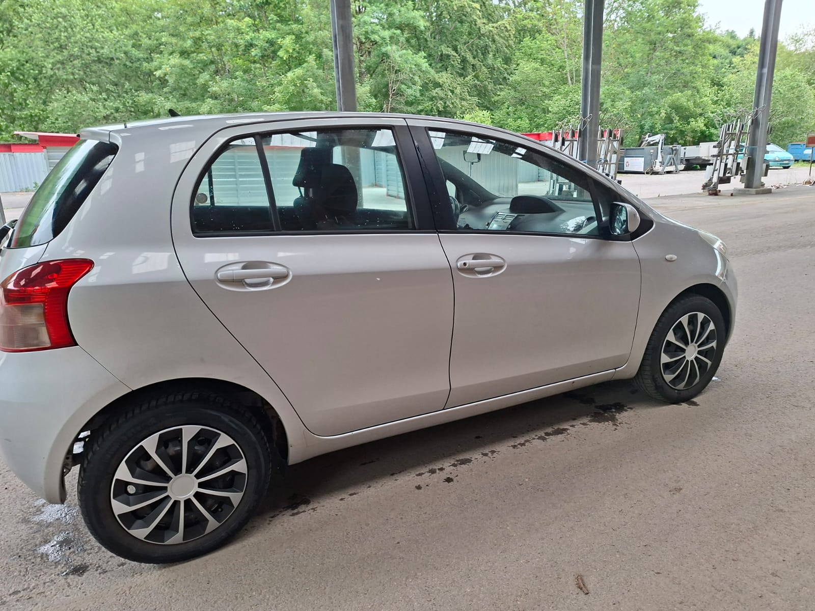 TOYOTA Yaris 1.3 Linea Sol-showroom-element-2