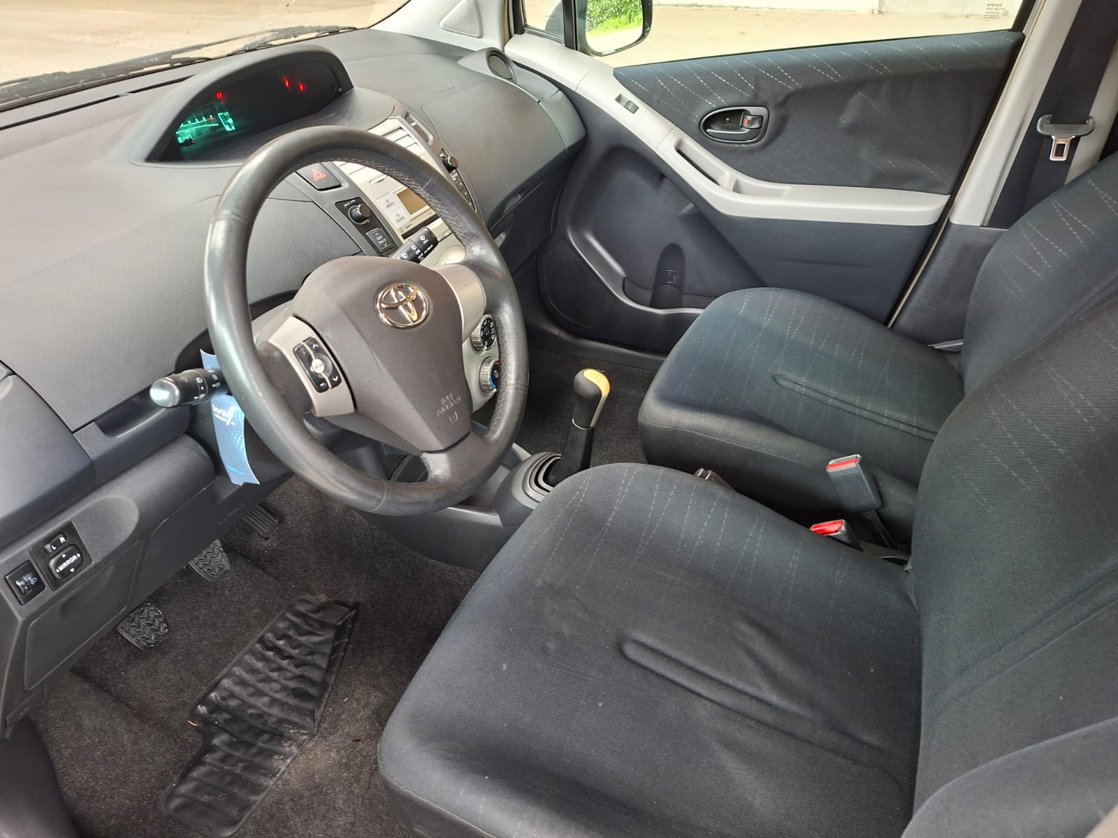 TOYOTA Yaris 1.3 Linea Sol-image-9