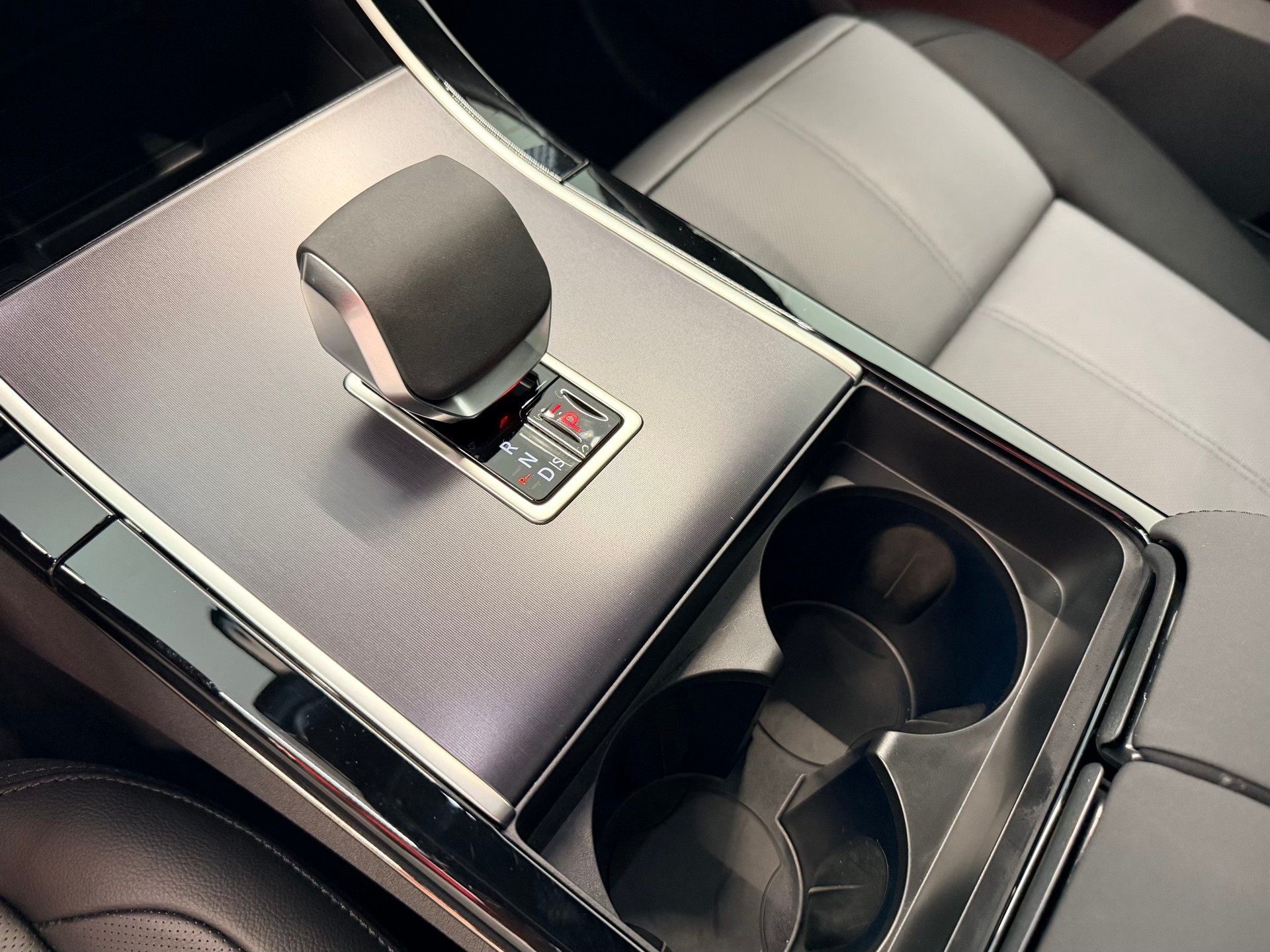 LAND ROVER Range Rover Velar Dynamic SE P 400 Automatic-image-23