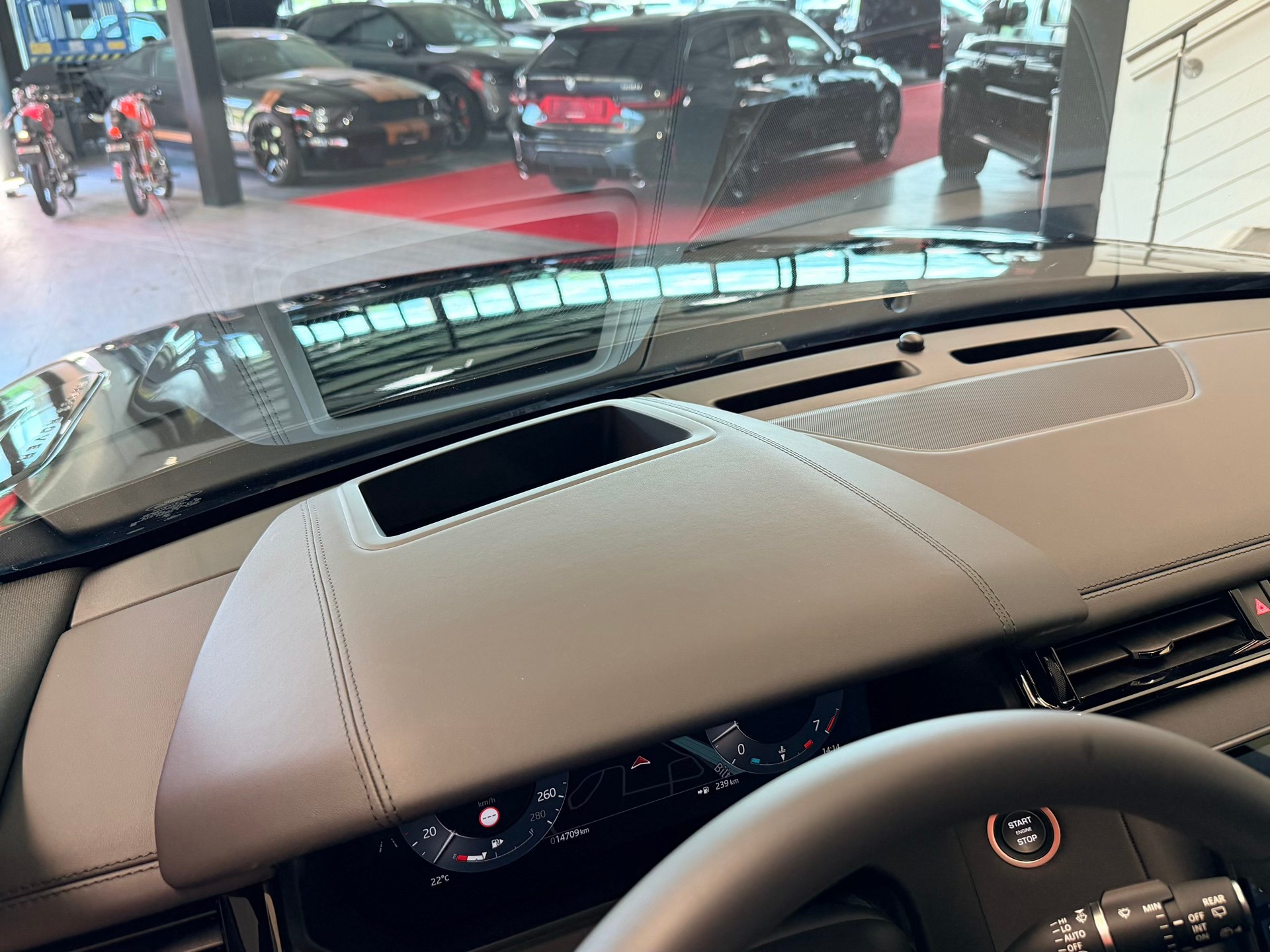 LAND ROVER Range Rover Velar Dynamic SE P 400 Automatic-image-30