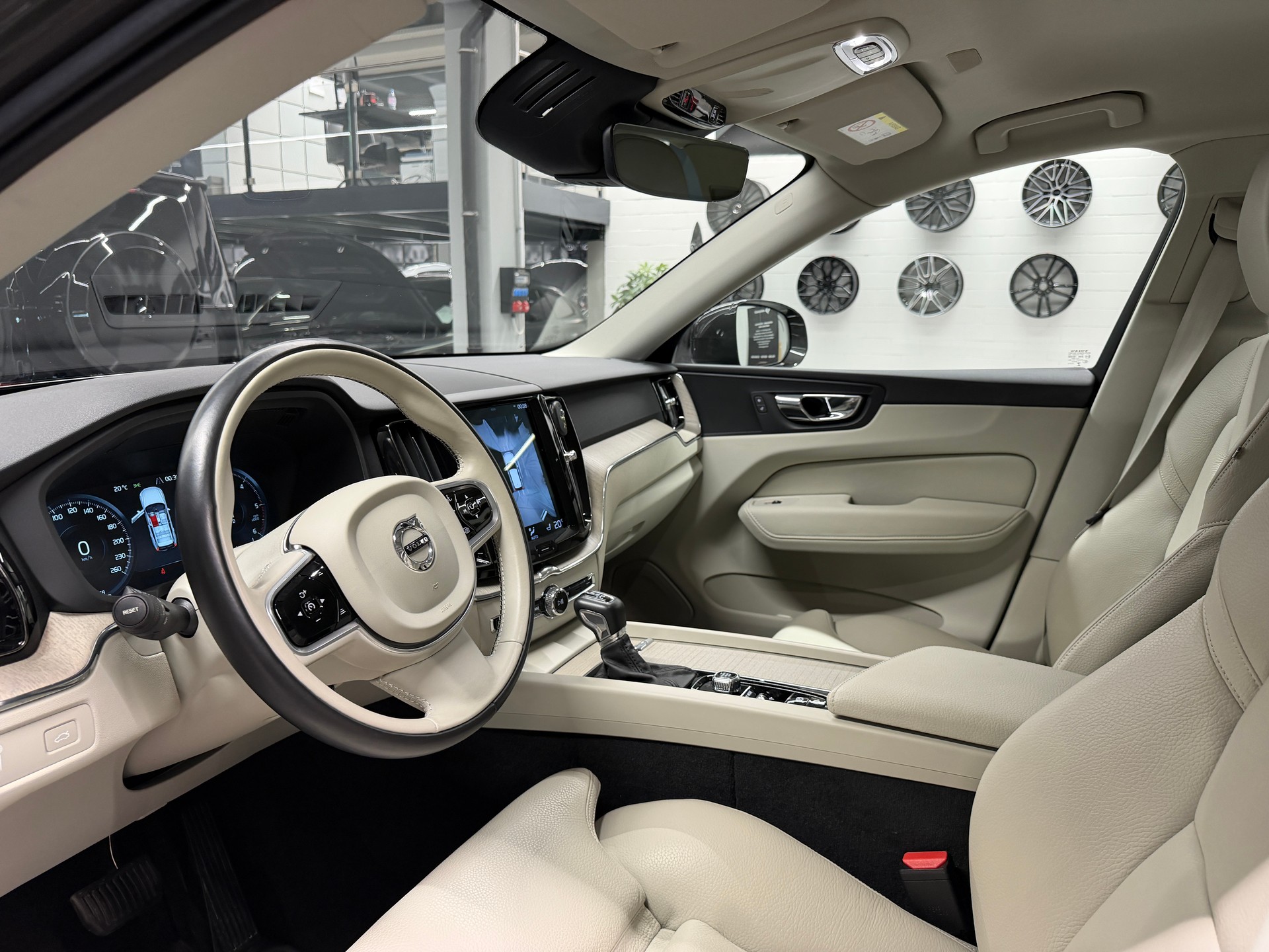 VOLVO XC60 2.0 D5 Inscription AWD-image-12