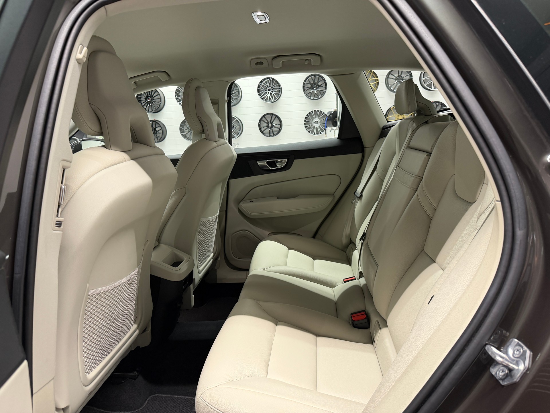 VOLVO XC60 2.0 D5 Inscription AWD-image-18