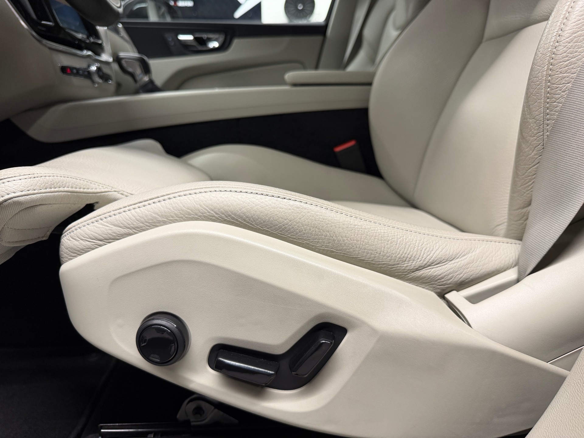 VOLVO XC60 2.0 D5 Inscription AWD-image-15