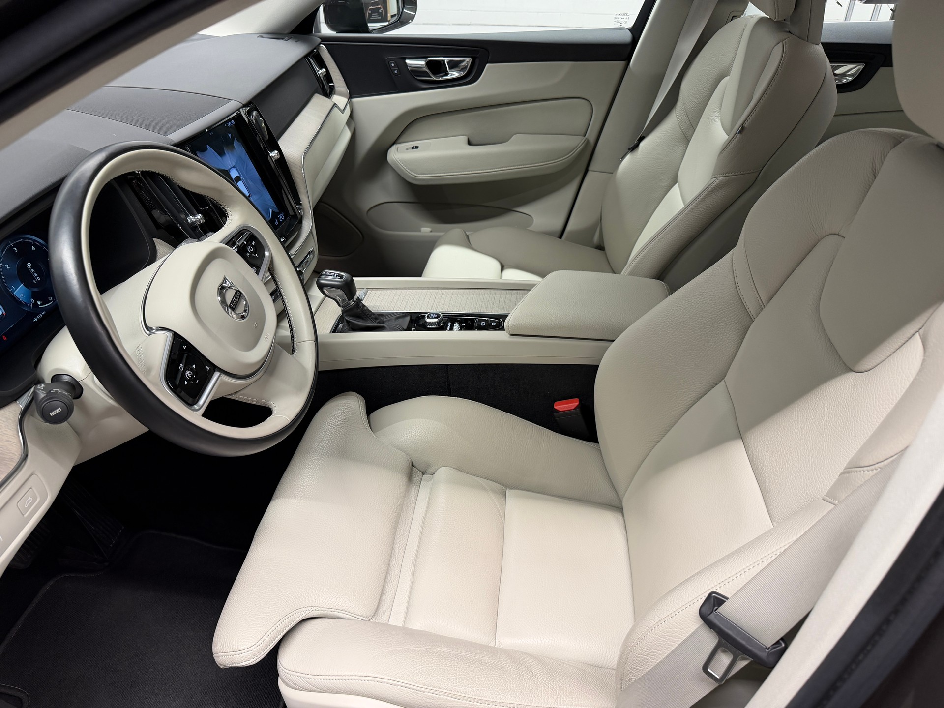 VOLVO XC60 2.0 D5 Inscription AWD-image-14
