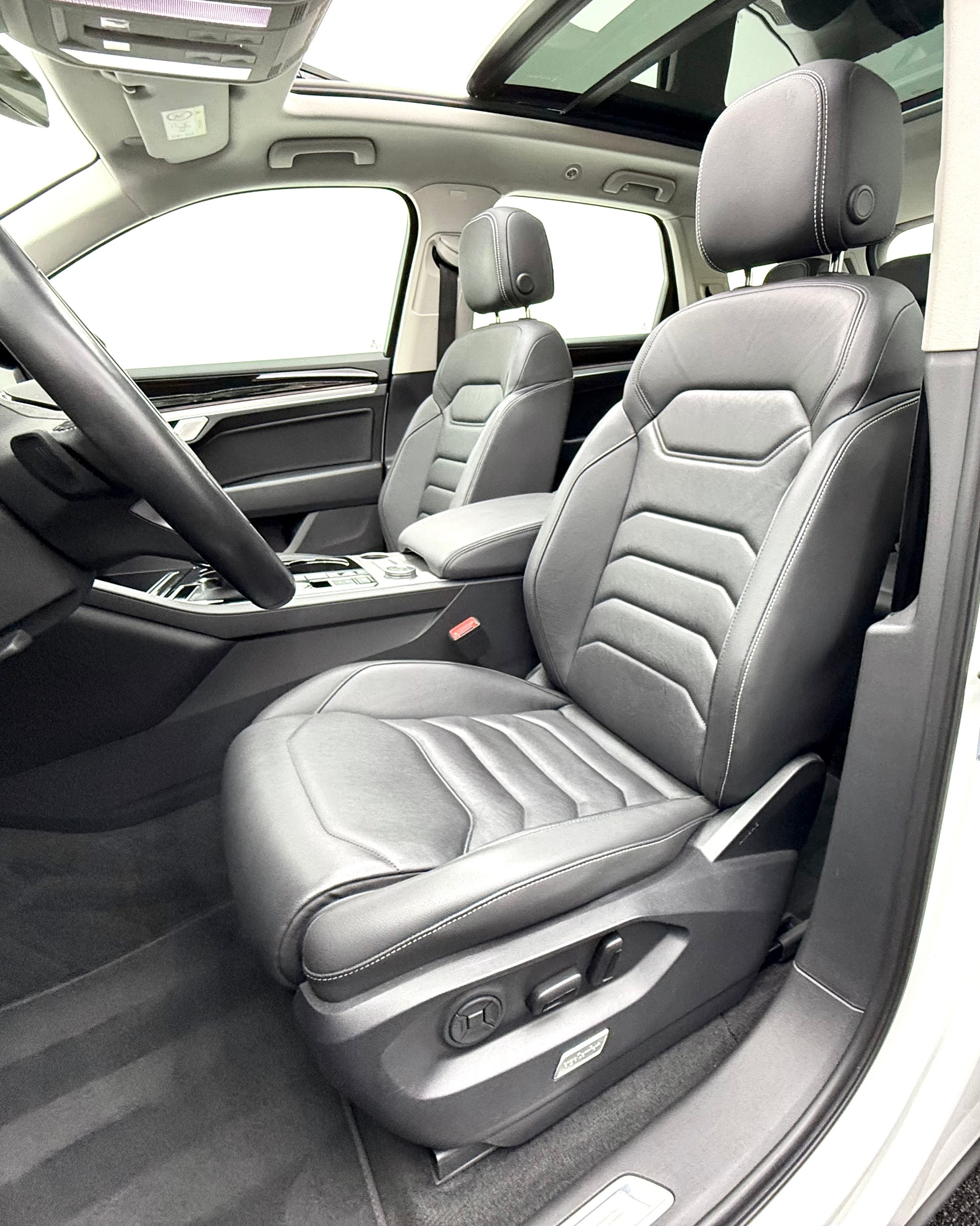 VW Touareg 3.0 TDI Elegance Tiptronic-image-13