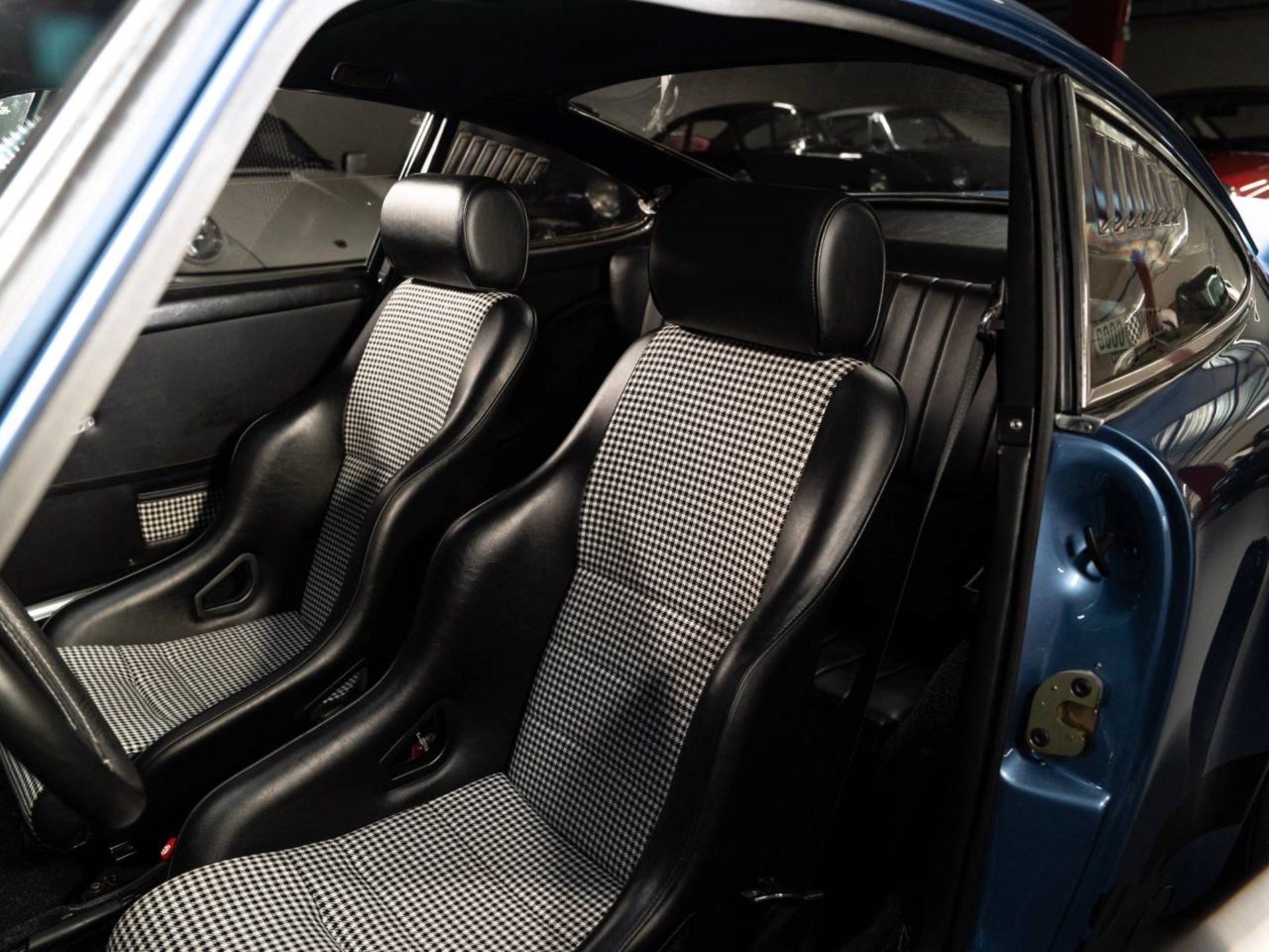 PORSCHE 911 T 2.4 Coupé-image-11