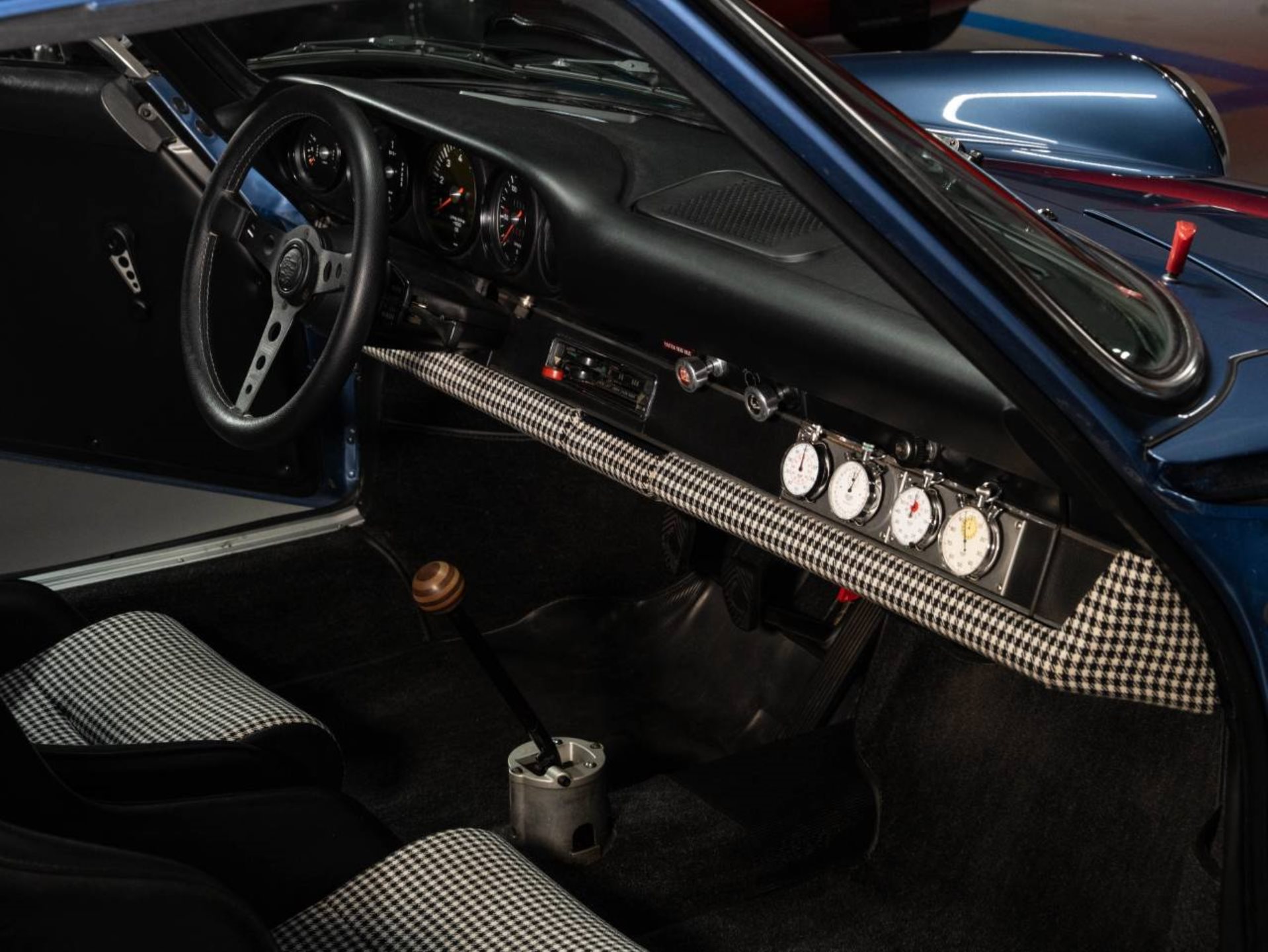 PORSCHE 911 T 2.4 Coupé-showroom-element-3