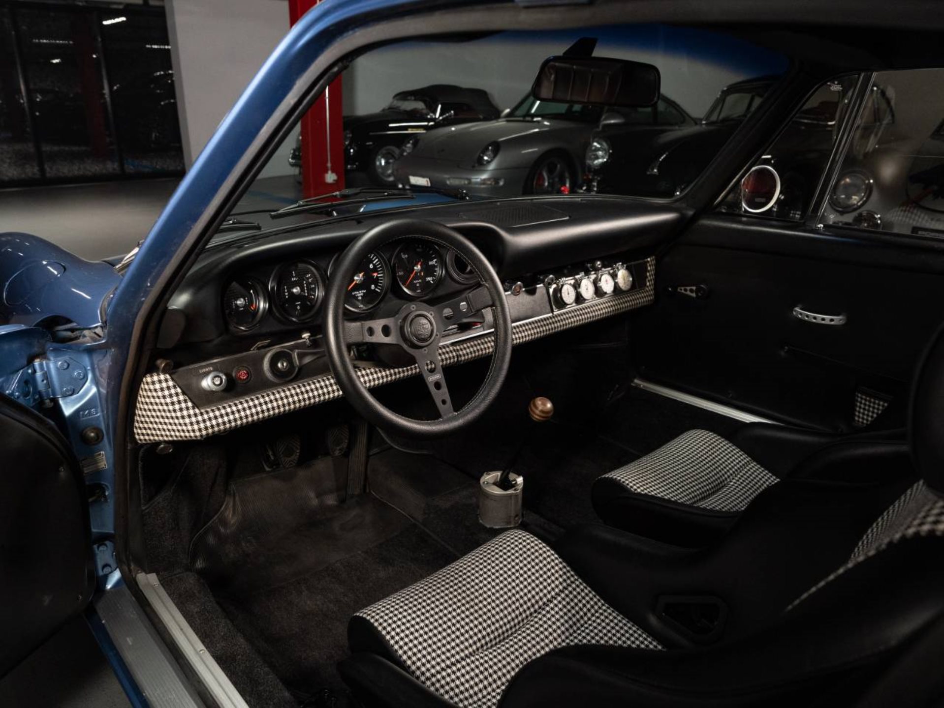PORSCHE 911 T 2.4 Coupé-image-10