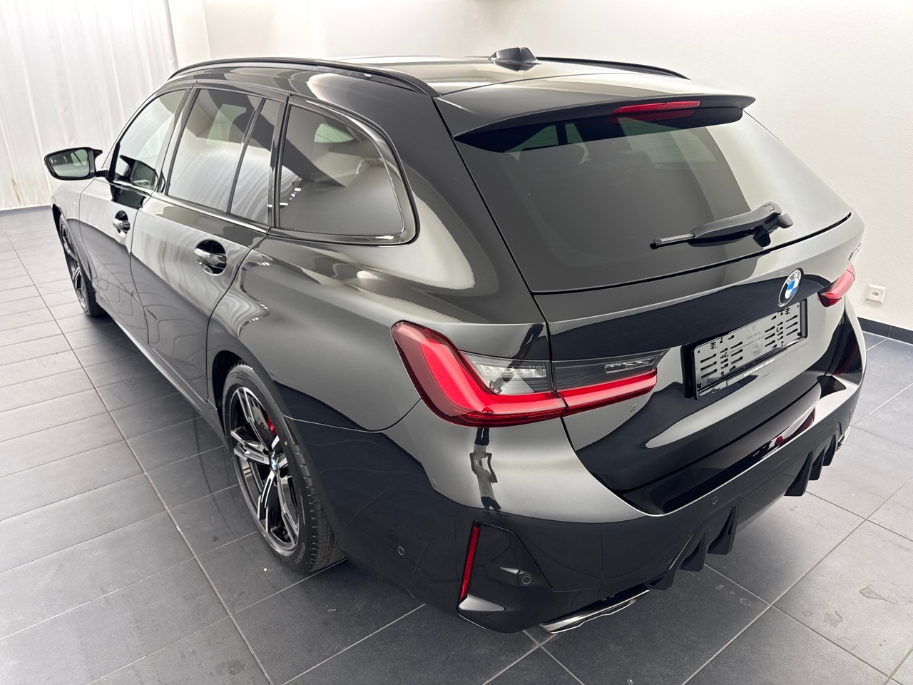 BMW M340d xDrive 48V Touring-showroom-element-1