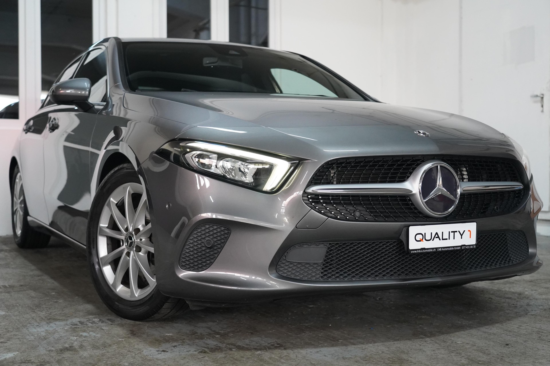 MERCEDES-BENZ A 180 d-showroom-element-1