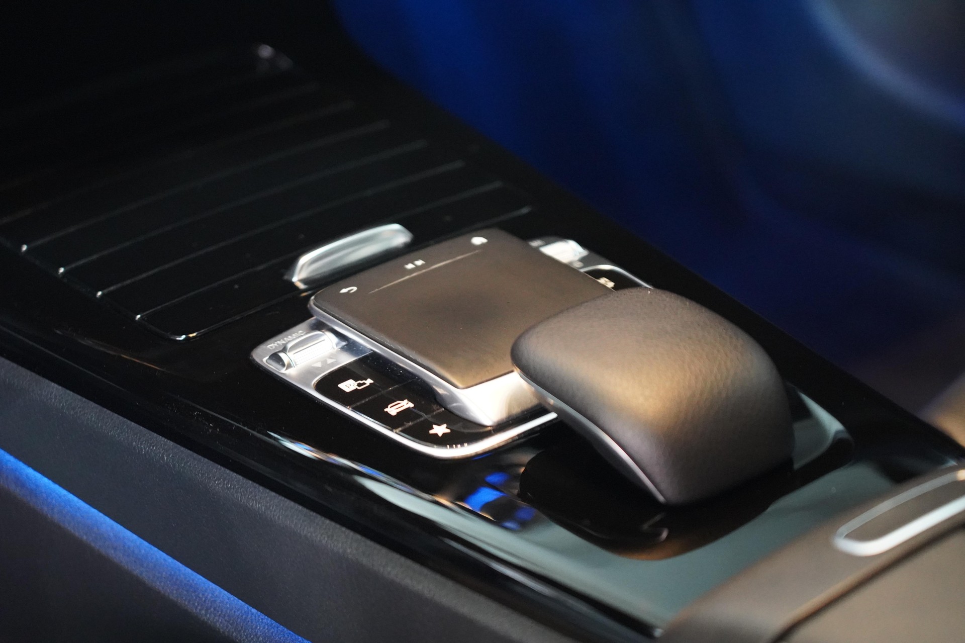 MERCEDES-BENZ A 180 d-image-11