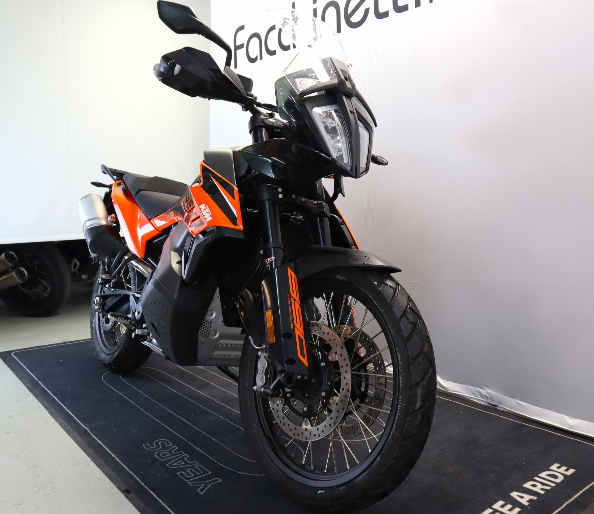 KTM 890 Adventure-showroom-element-2