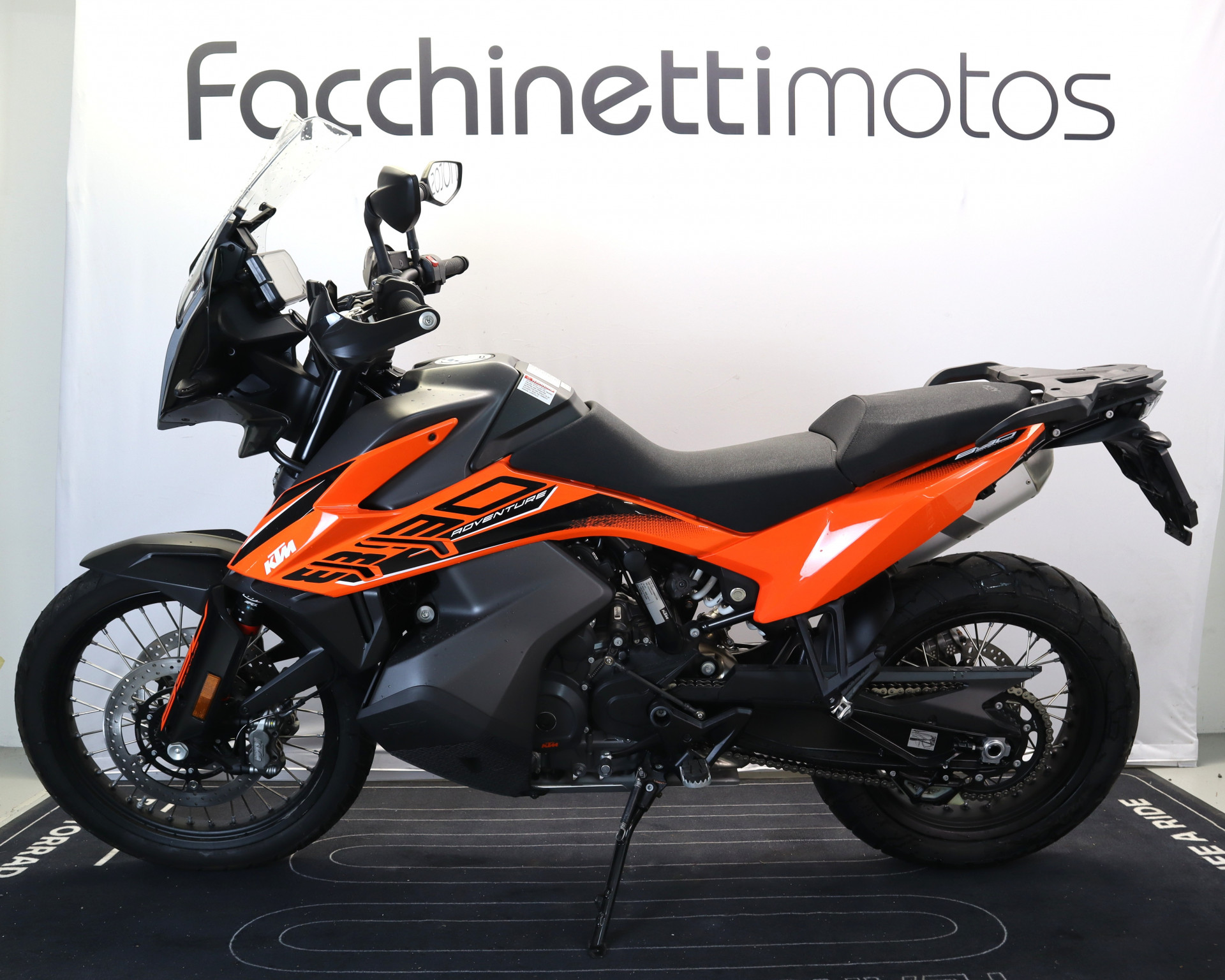 KTM 890 Adventure-showroom-element-1
