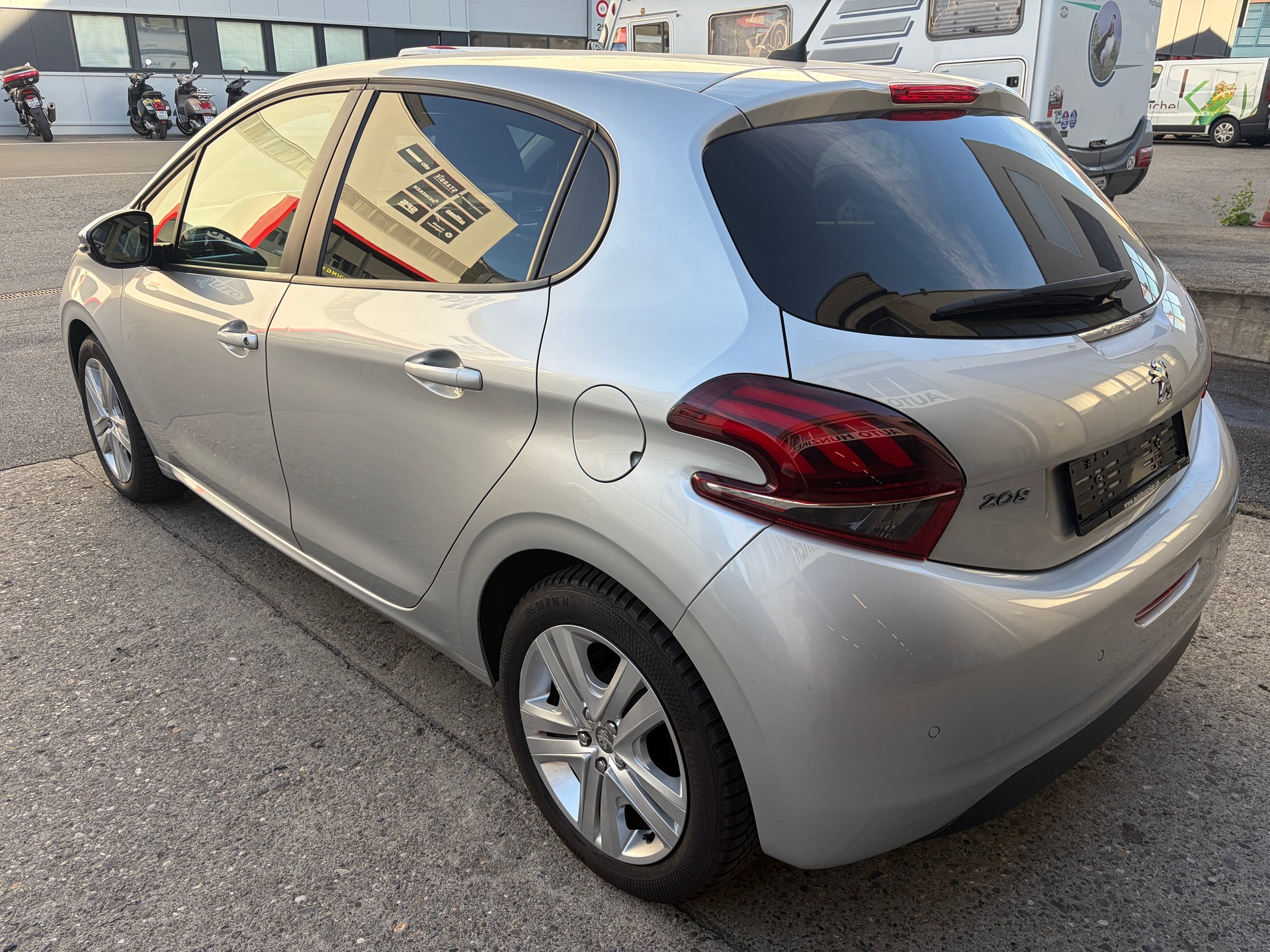 PEUGEOT 208 1.2 PureTech Style-image-3