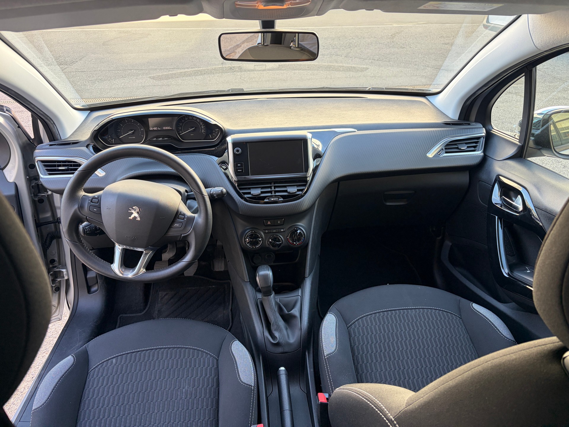 PEUGEOT 208 1.2 PureTech Style-image-6