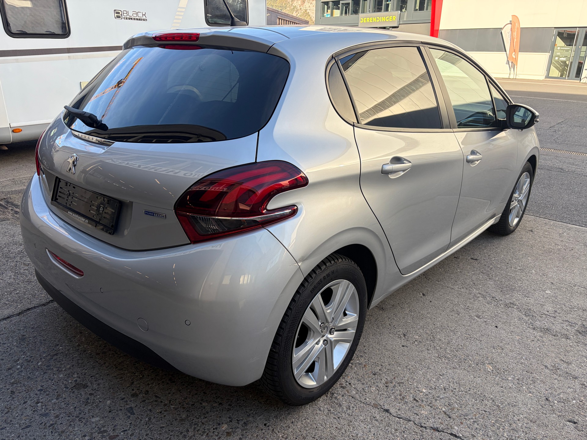 PEUGEOT 208 1.2 PureTech Style-image-4