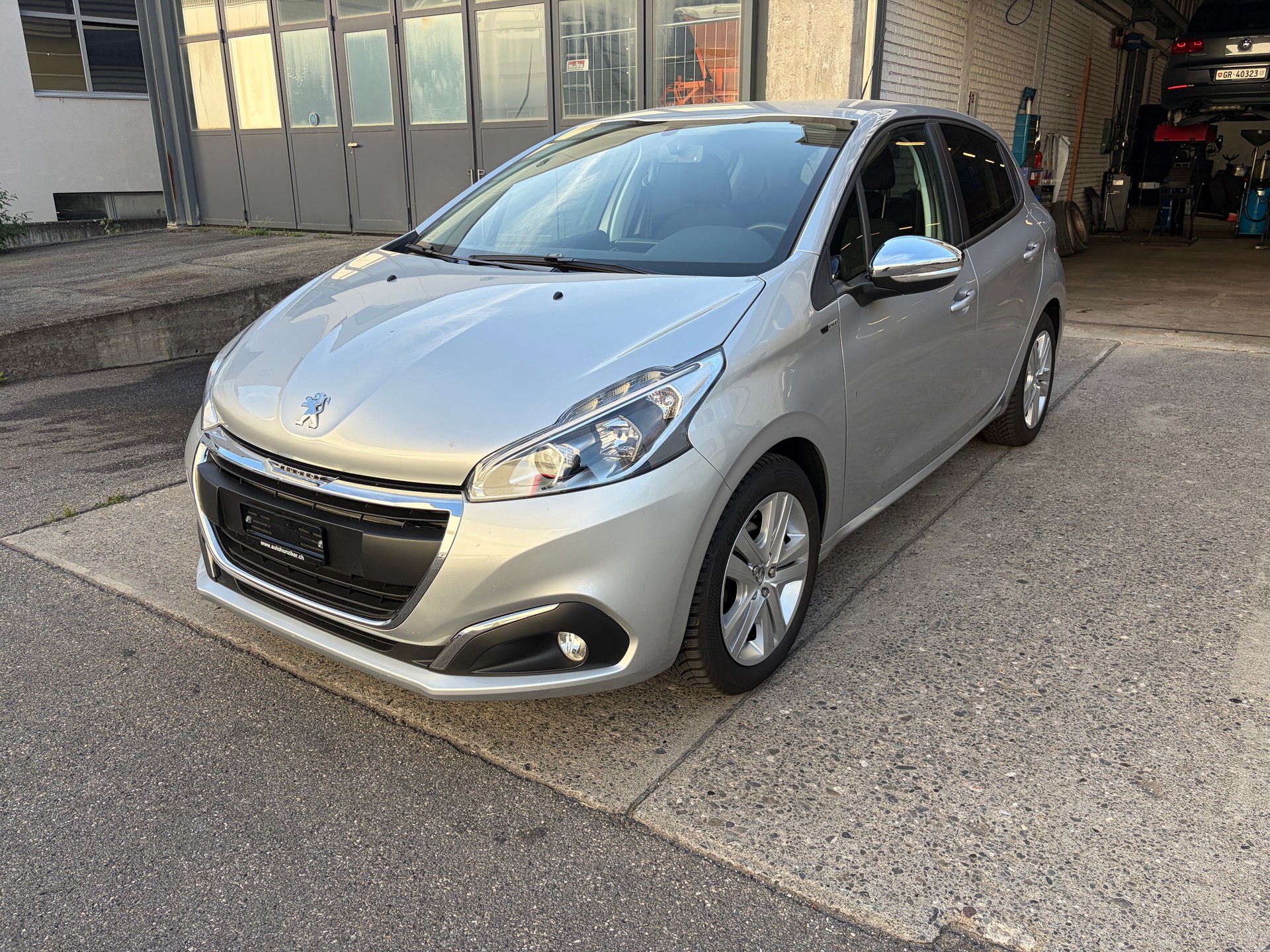 PEUGEOT 208 1.2 PureTech Style-image-2