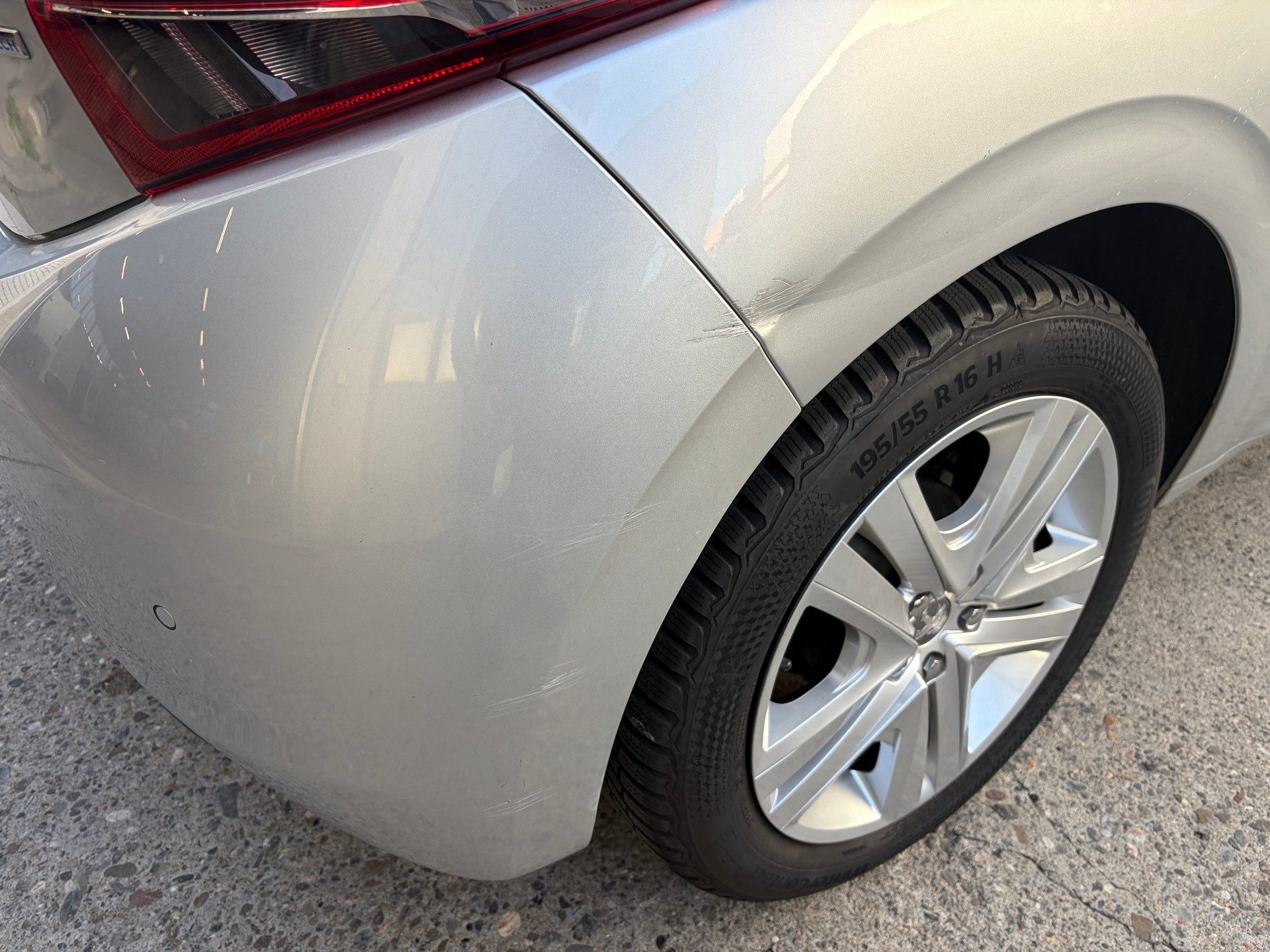 PEUGEOT 208 1.2 PureTech Style-image-5