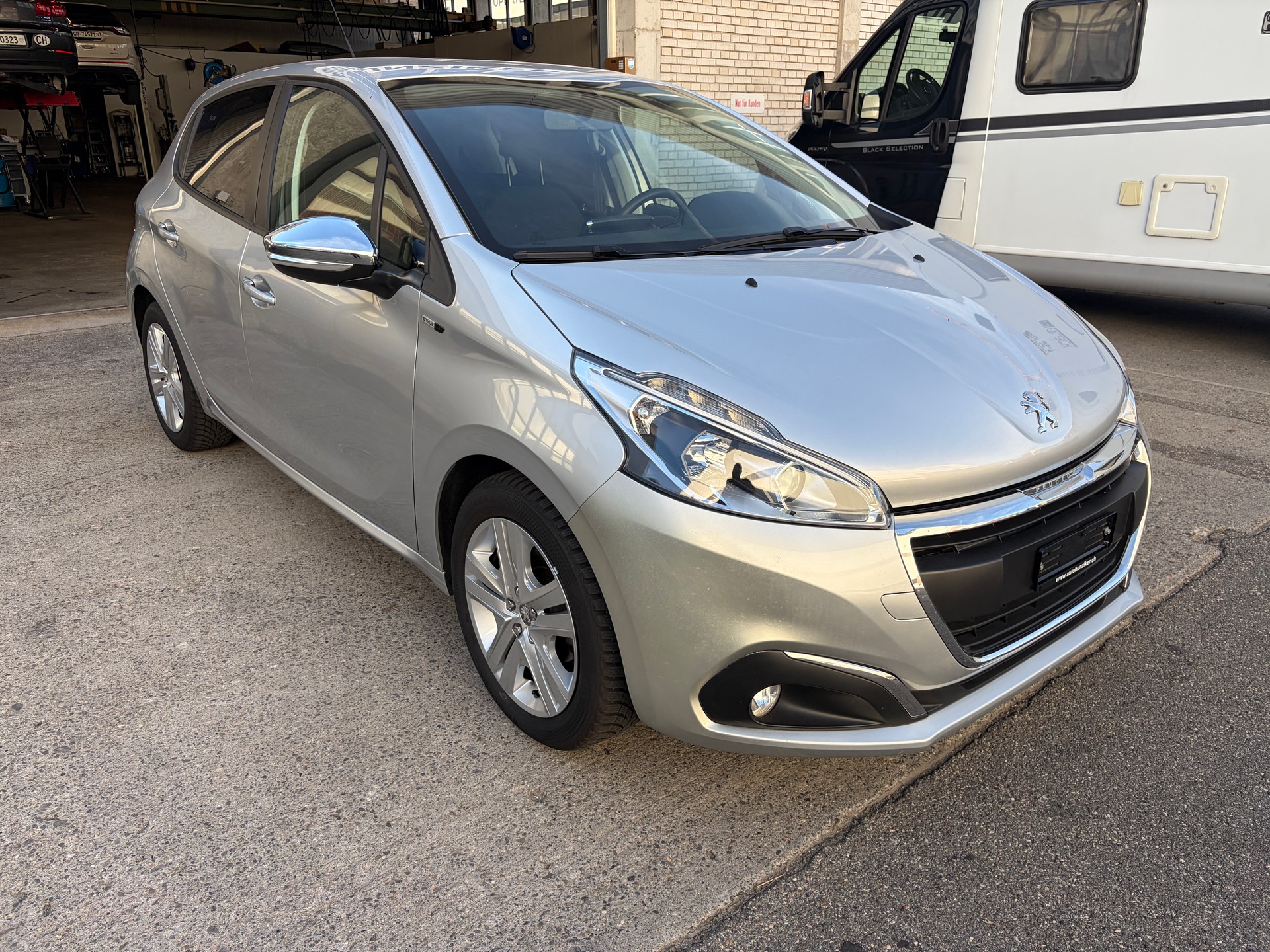 PEUGEOT 208 1.2 PureTech Style-image-1