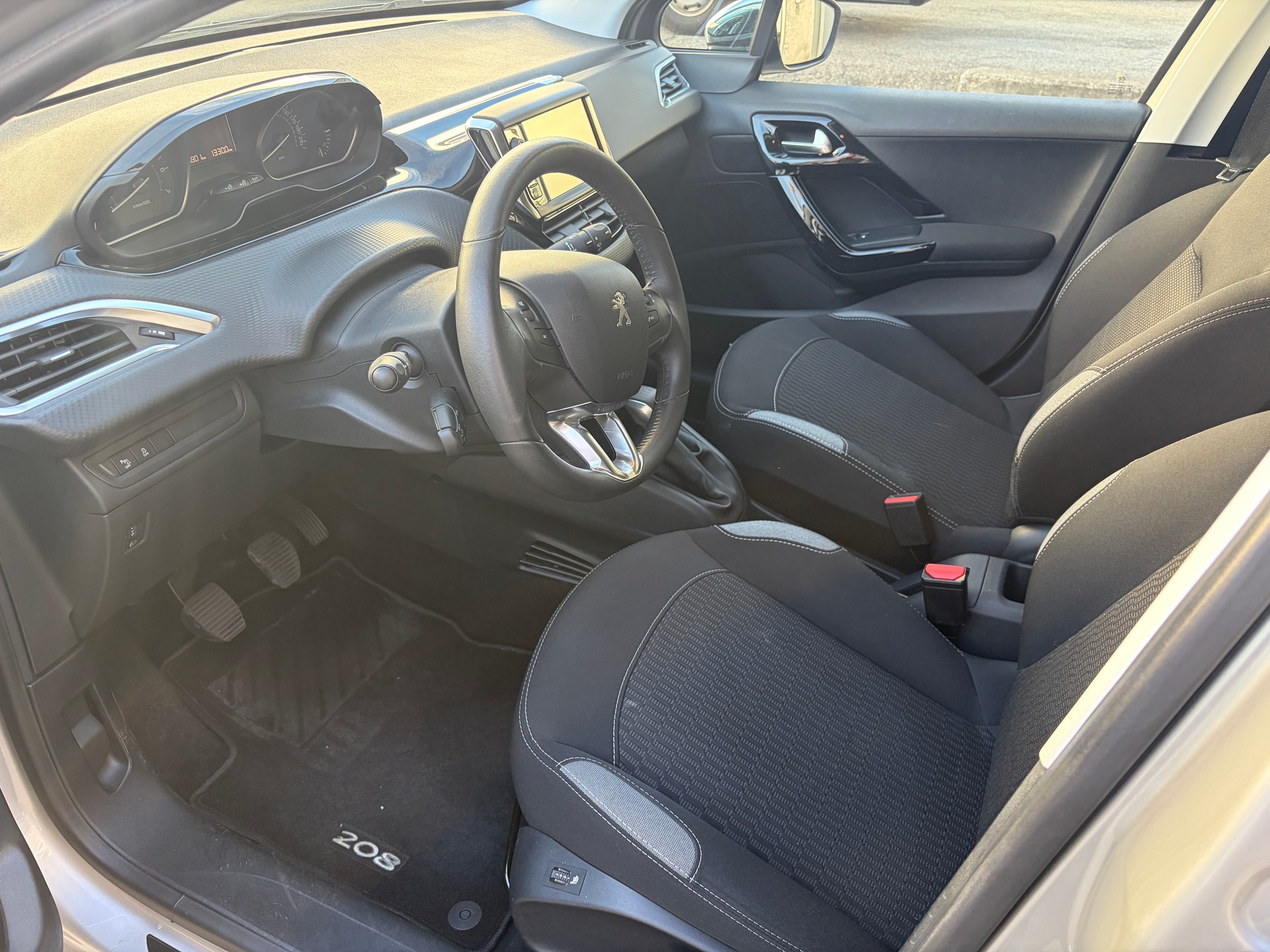 PEUGEOT 208 1.2 PureTech Style-image-7